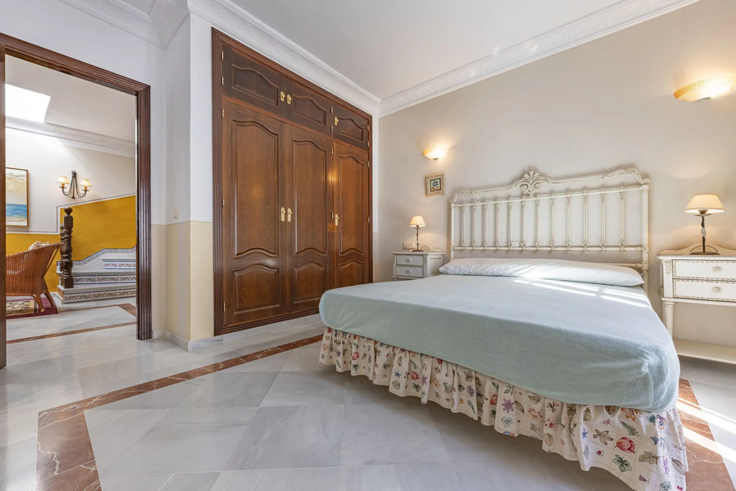 ???? Family Home with Unparalleled Panoramic Views – 321 m² built area, 145 m² garden, and 334 m² plot