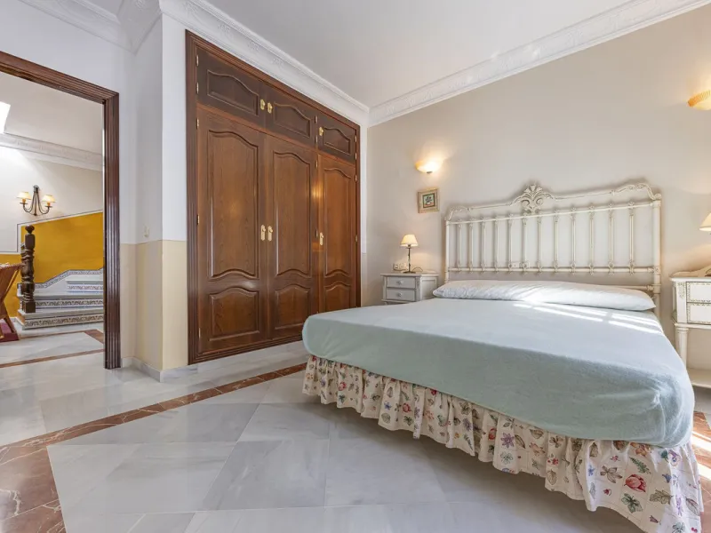 ???? Family Home with Unparalleled Panoramic Views – 321 m² built area, 145 m² garden, and 334 m² plot