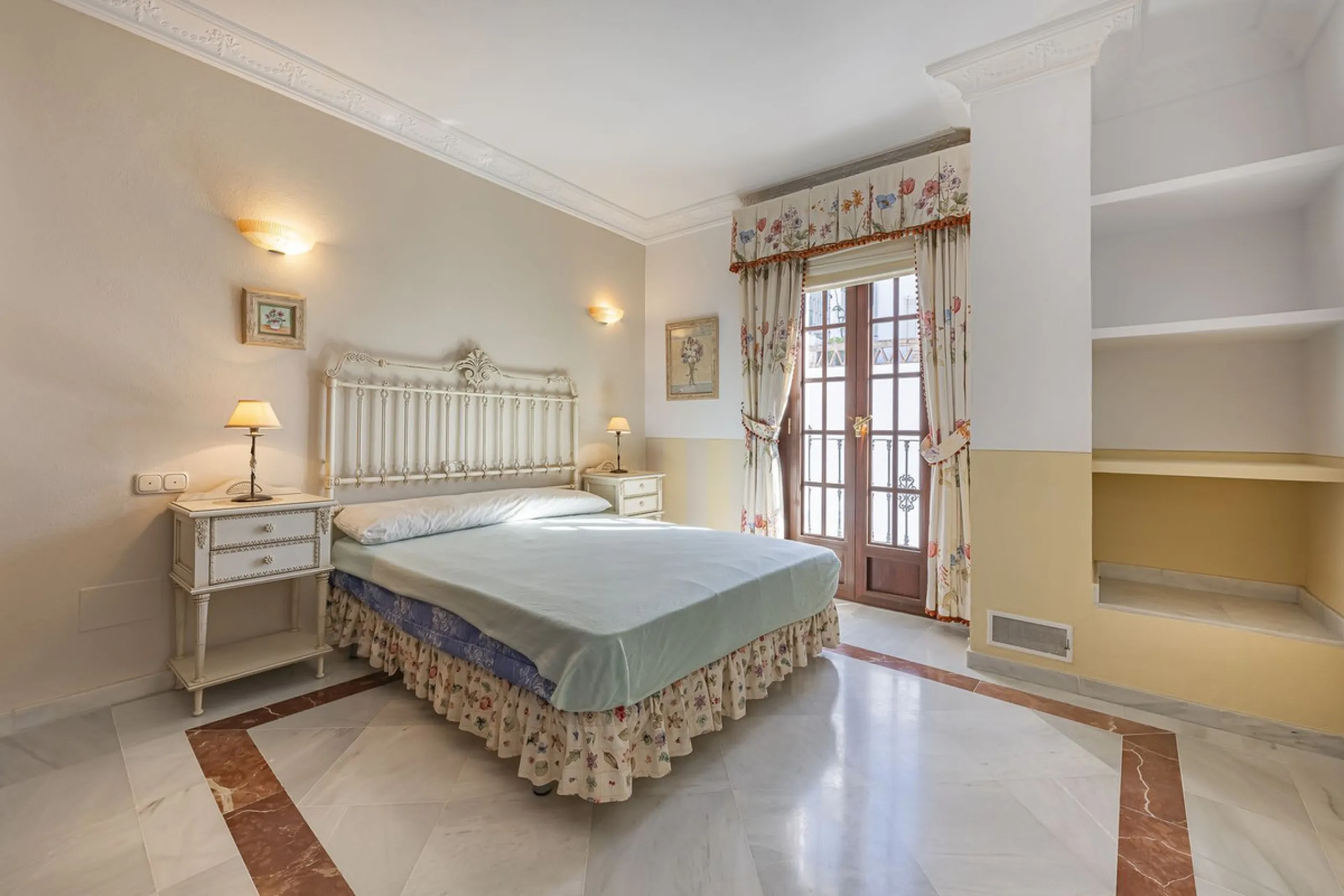 ???? Family Home with Unparalleled Panoramic Views – 321 m² built area, 145 m² garden, and 334 m² plot