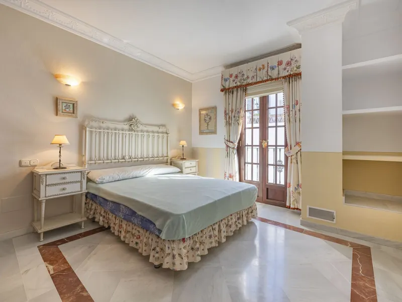 ???? Family Home with Unparalleled Panoramic Views – 321 m² built area, 145 m² garden, and 334 m² plot