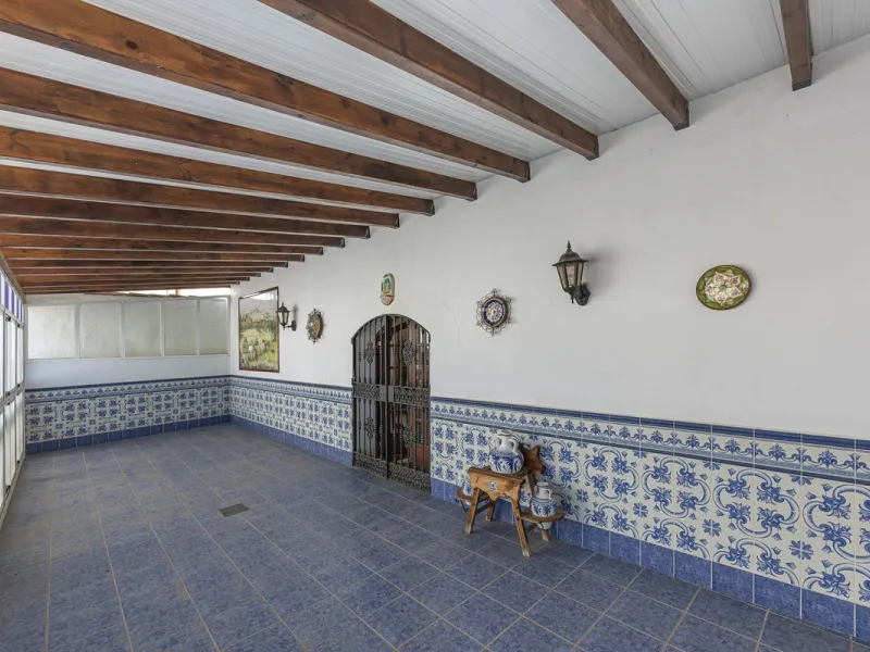 ???? Family Home with Unparalleled Panoramic Views – 321 m² built area, 145 m² garden, and 334 m² plot
