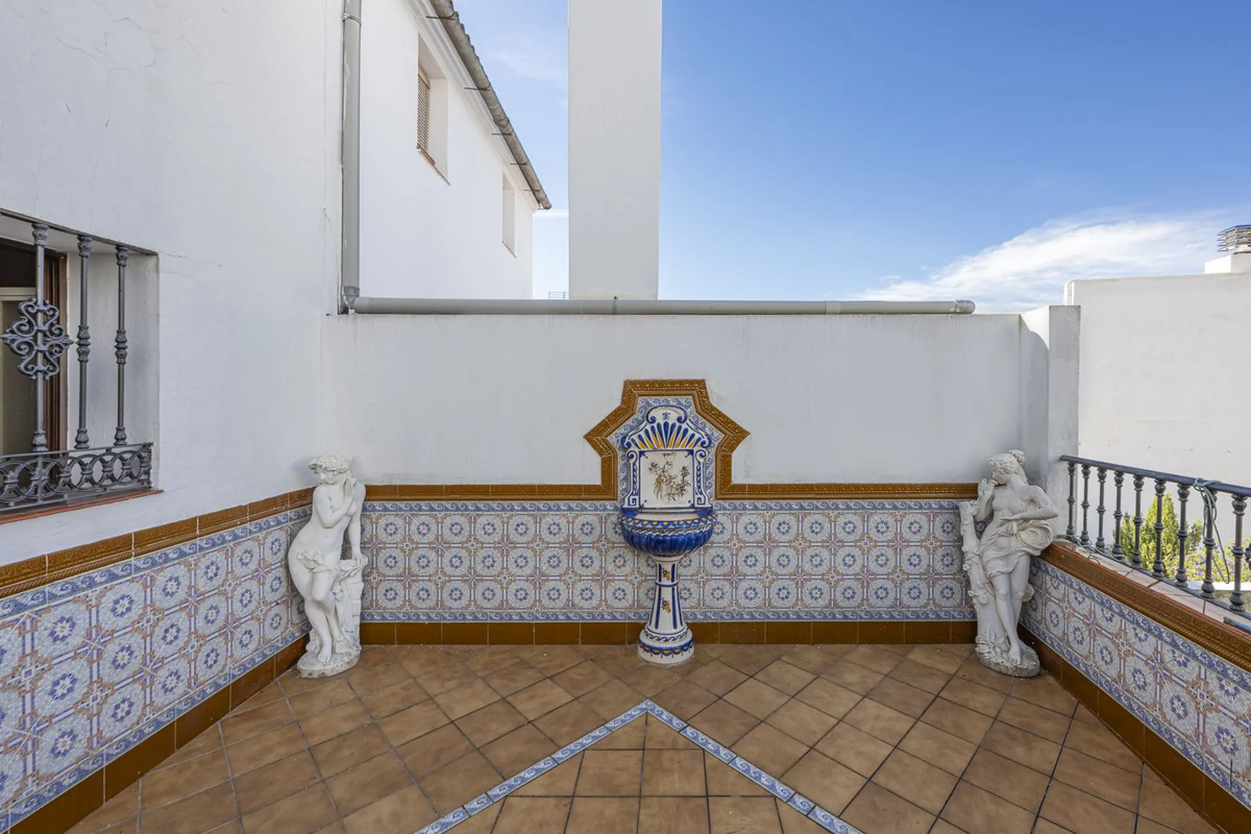 ???? Family Home with Unparalleled Panoramic Views – 321 m² built area, 145 m² garden, and 334 m² plot
