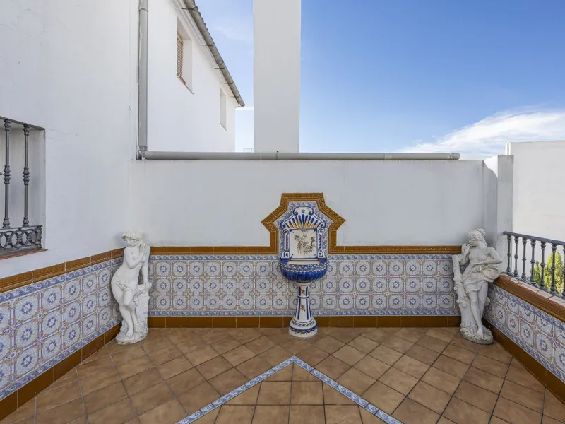 ???? Family Home with Unparalleled Panoramic Views – 321 m² built area, 145 m² garden, and 334 m² plot