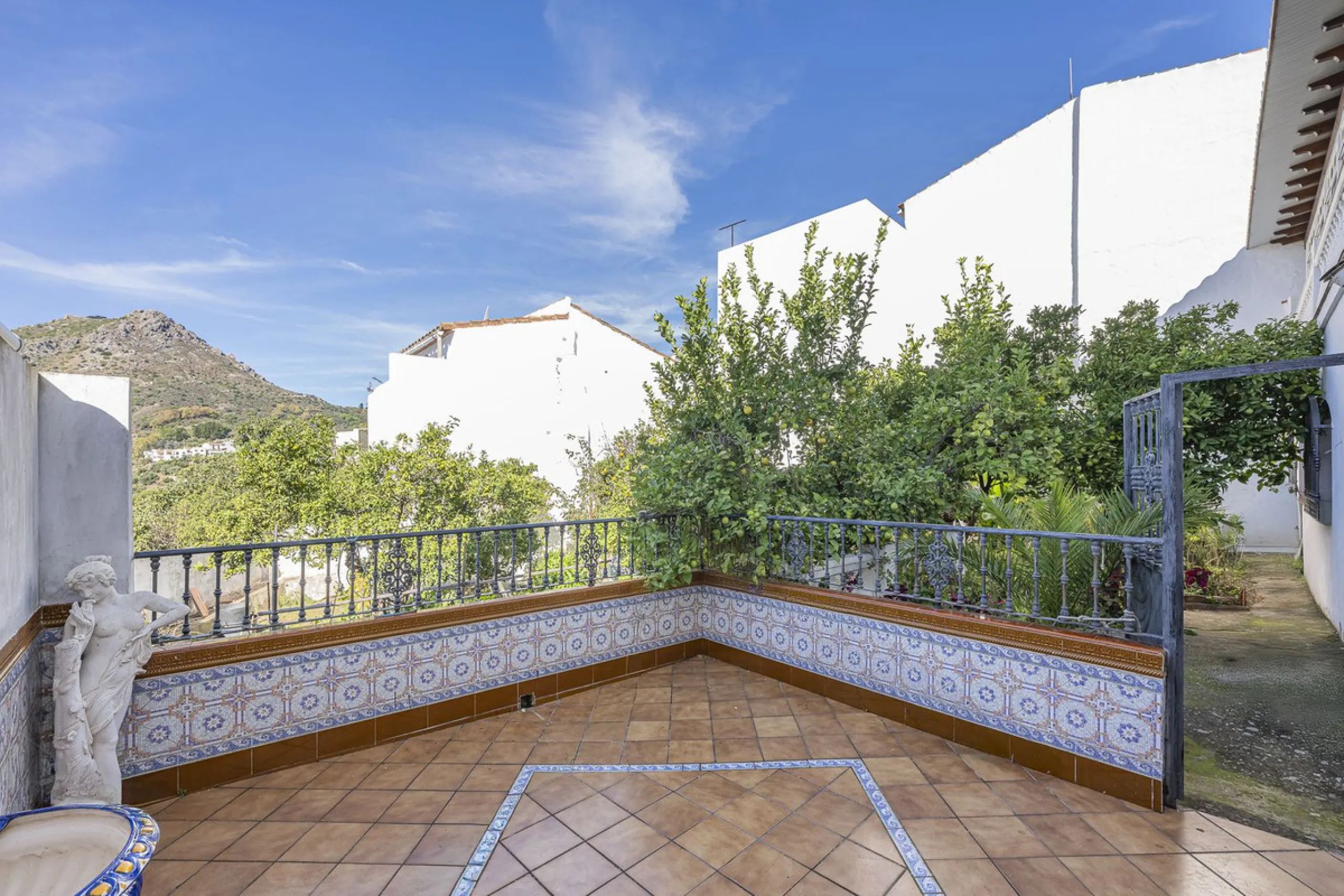 ???? Family Home with Unparalleled Panoramic Views – 321 m² built area, 145 m² garden, and 334 m² plot