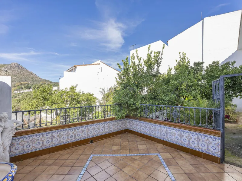 ???? Family Home with Unparalleled Panoramic Views – 321 m² built area, 145 m² garden, and 334 m² plot