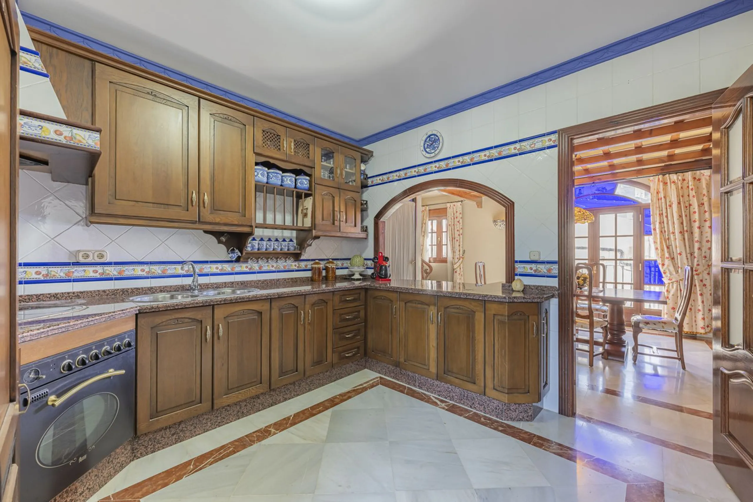 ???? Family Home with Unparalleled Panoramic Views – 321 m² built area, 145 m² garden, and 334 m² plot