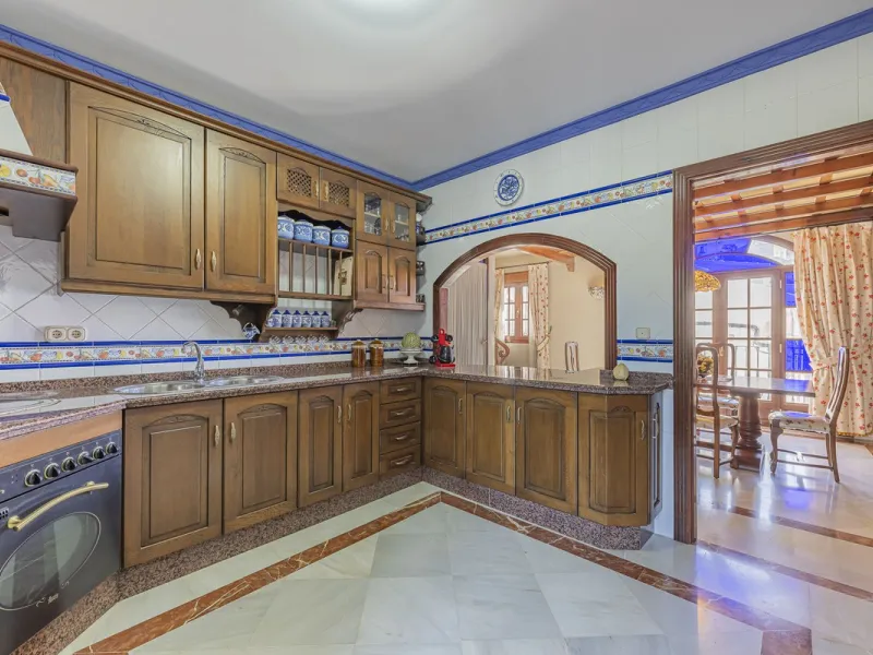 ???? Family Home with Unparalleled Panoramic Views – 321 m² built area, 145 m² garden, and 334 m² plot