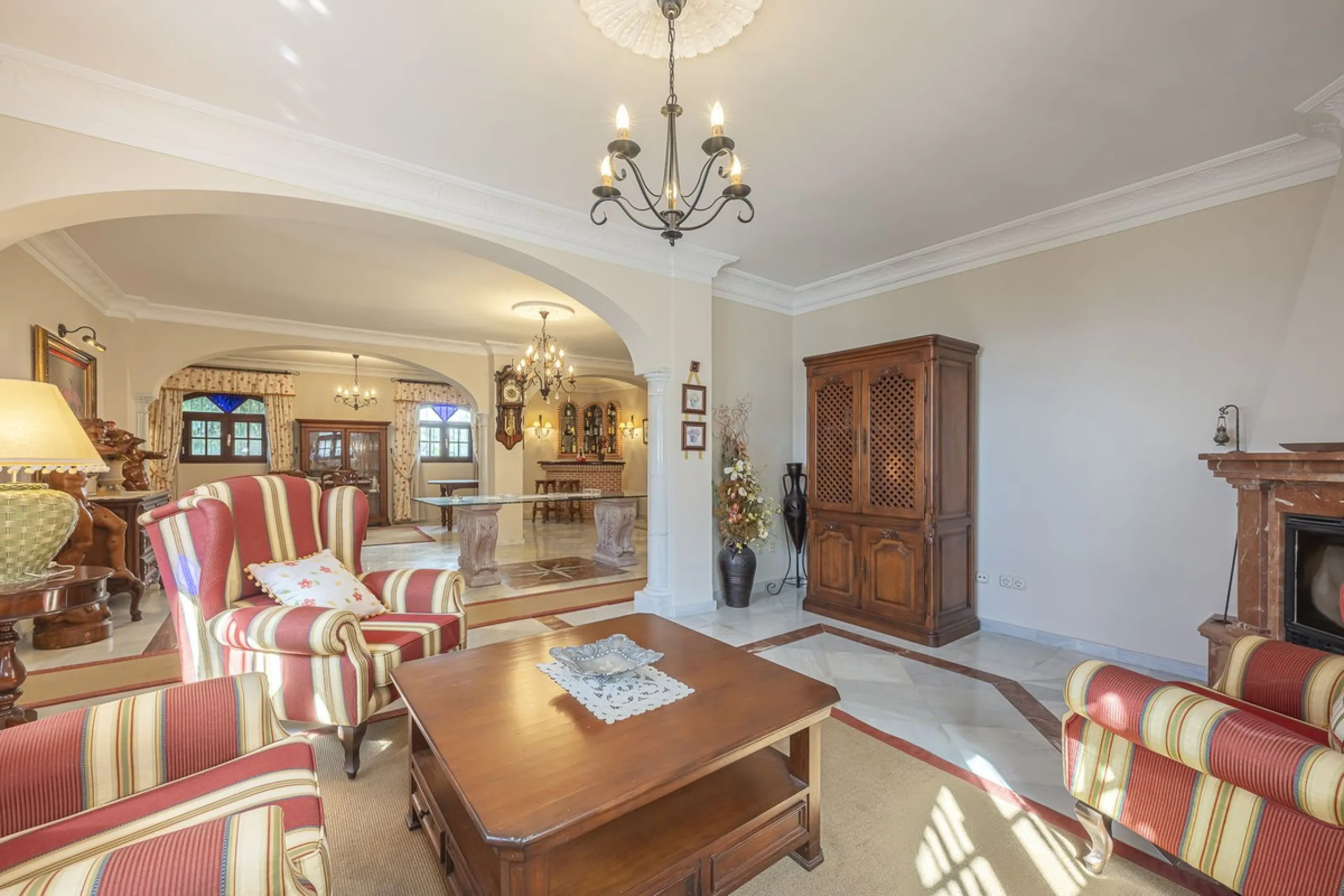 ???? Family Home with Unparalleled Panoramic Views – 321 m² built area, 145 m² garden, and 334 m² plot