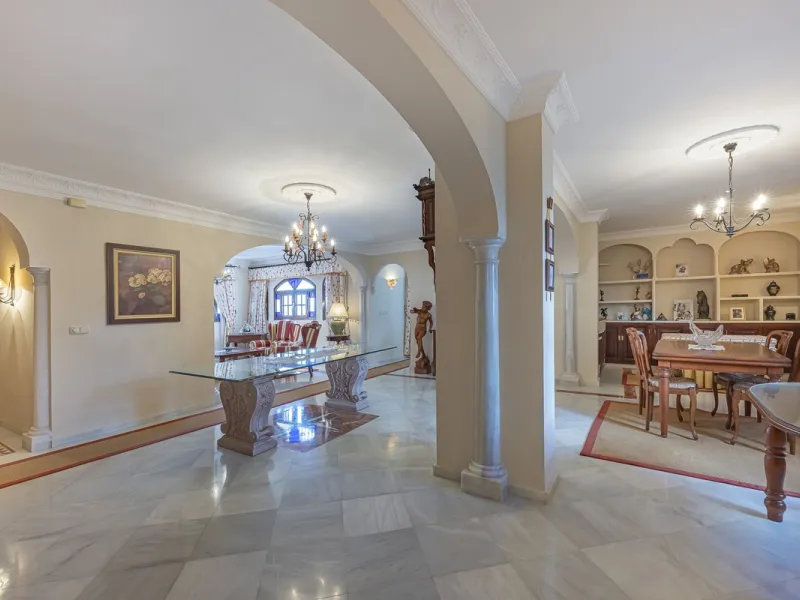???? Family Home with Unparalleled Panoramic Views – 321 m² built area, 145 m² garden, and 334 m² plot