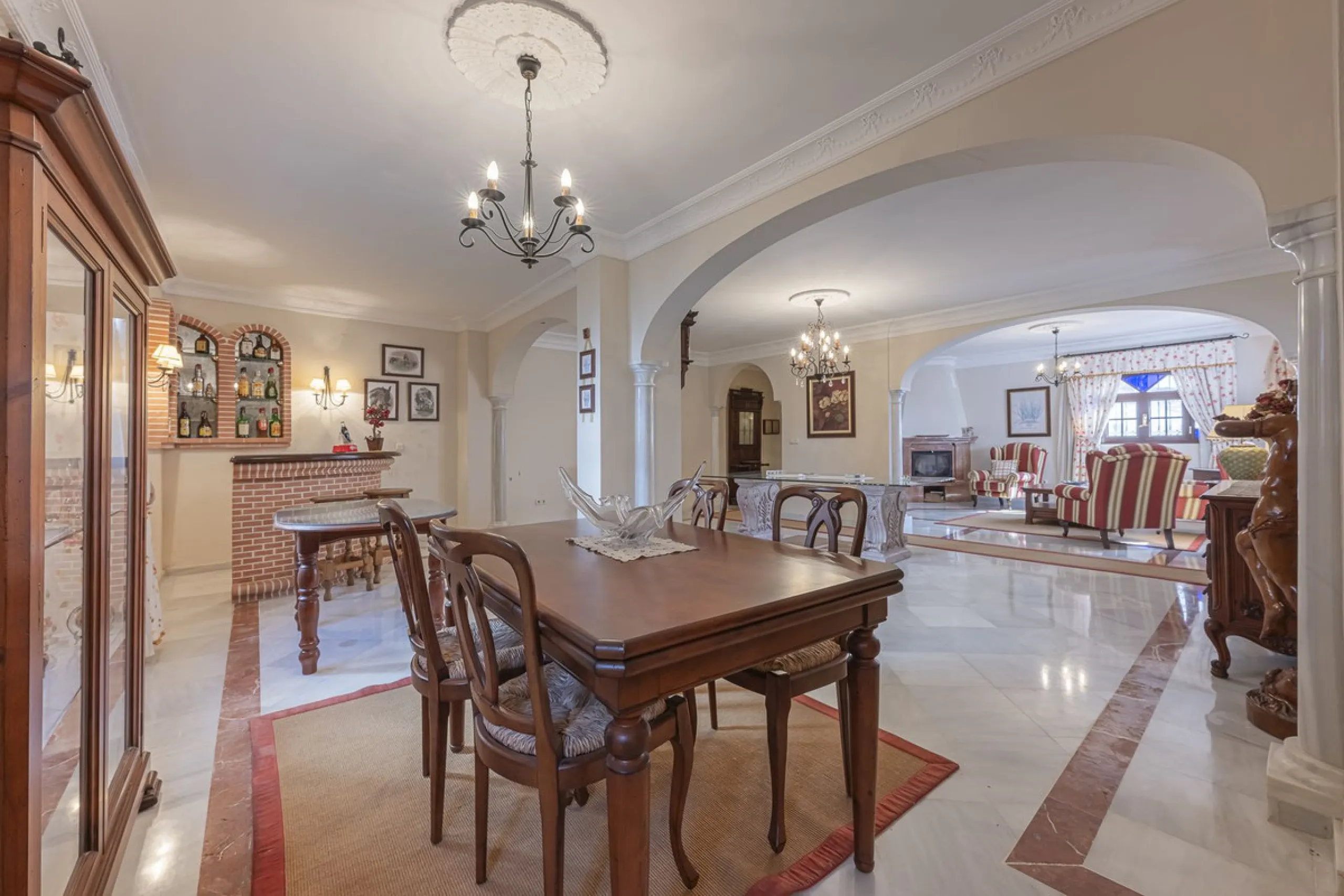 ???? Family Home with Unparalleled Panoramic Views – 321 m² built area, 145 m² garden, and 334 m² plot