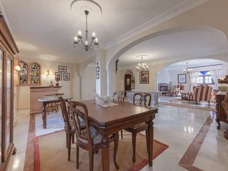 ???? Family Home with Unparalleled Panoramic Views – 321 m² built area, 145 m² garden, and 334 m² plot