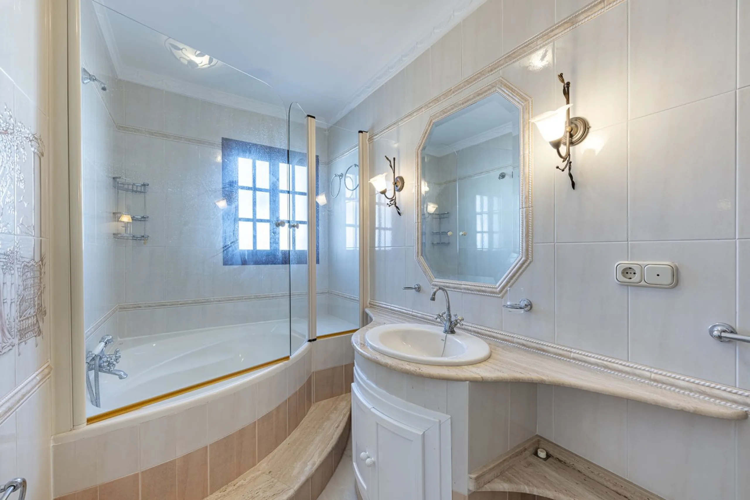 ???? Family Home with Unparalleled Panoramic Views – 321 m² built area, 145 m² garden, and 334 m² plot