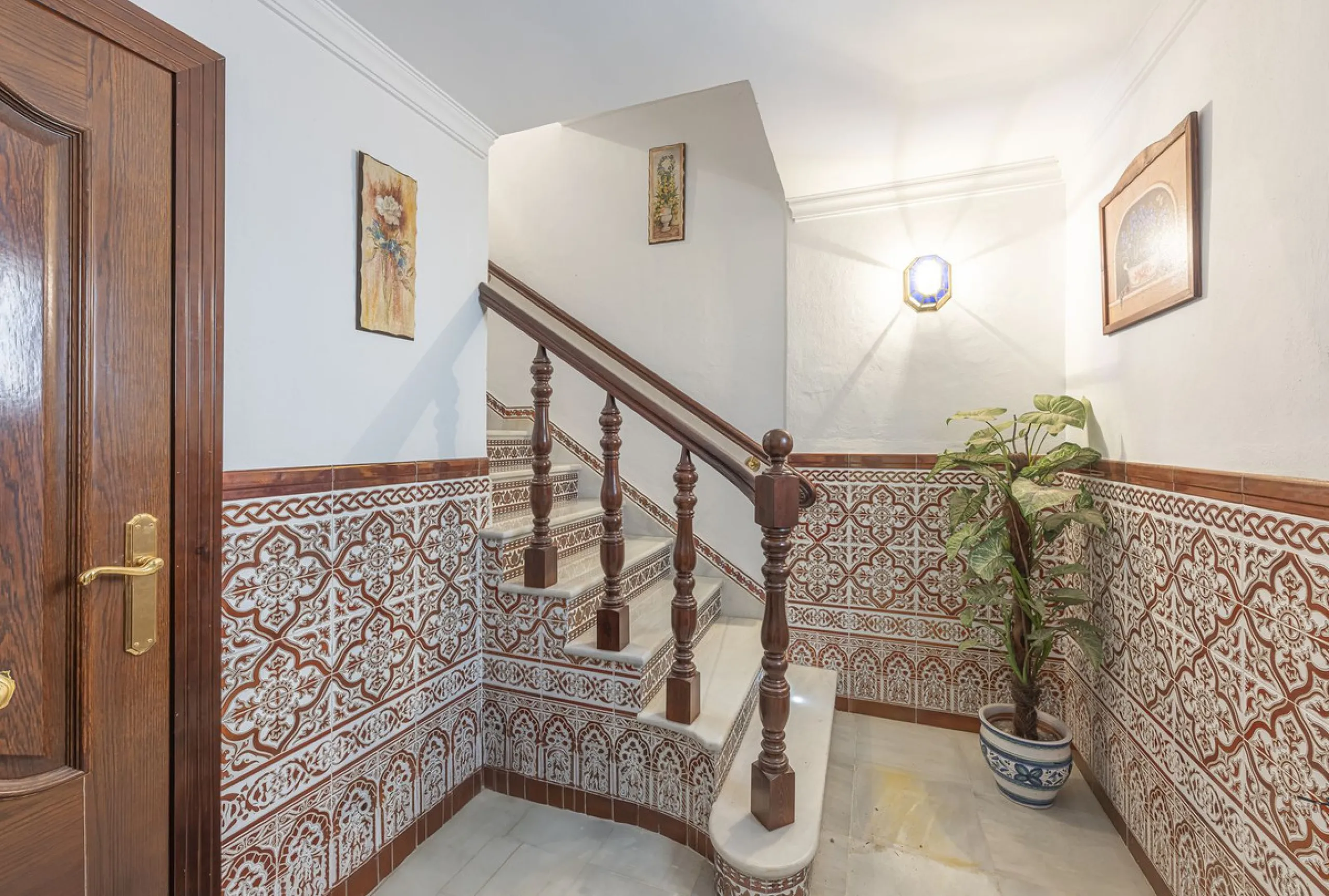 ???? Family Home with Unparalleled Panoramic Views – 321 m² built area, 145 m² garden, and 334 m² plot