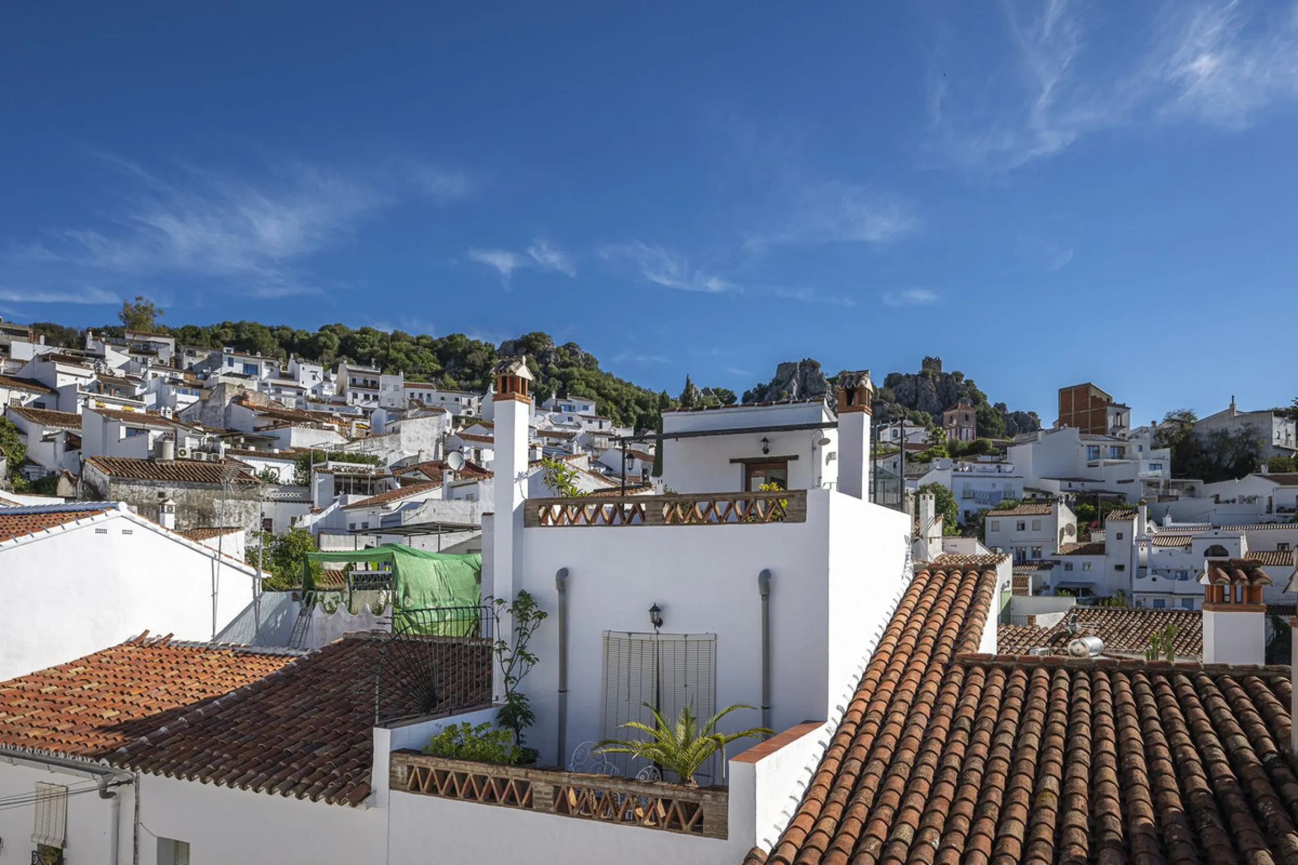 ???? Family Home with Unparalleled Panoramic Views – 321 m² built area, 145 m² garden, and 334 m² plot