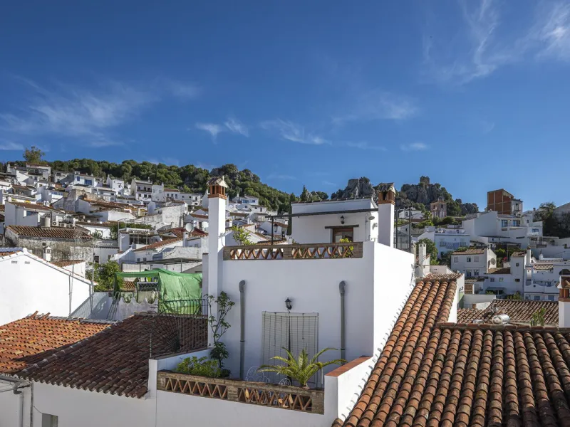 ???? Family Home with Unparalleled Panoramic Views – 321 m² built area, 145 m² garden, and 334 m² plot