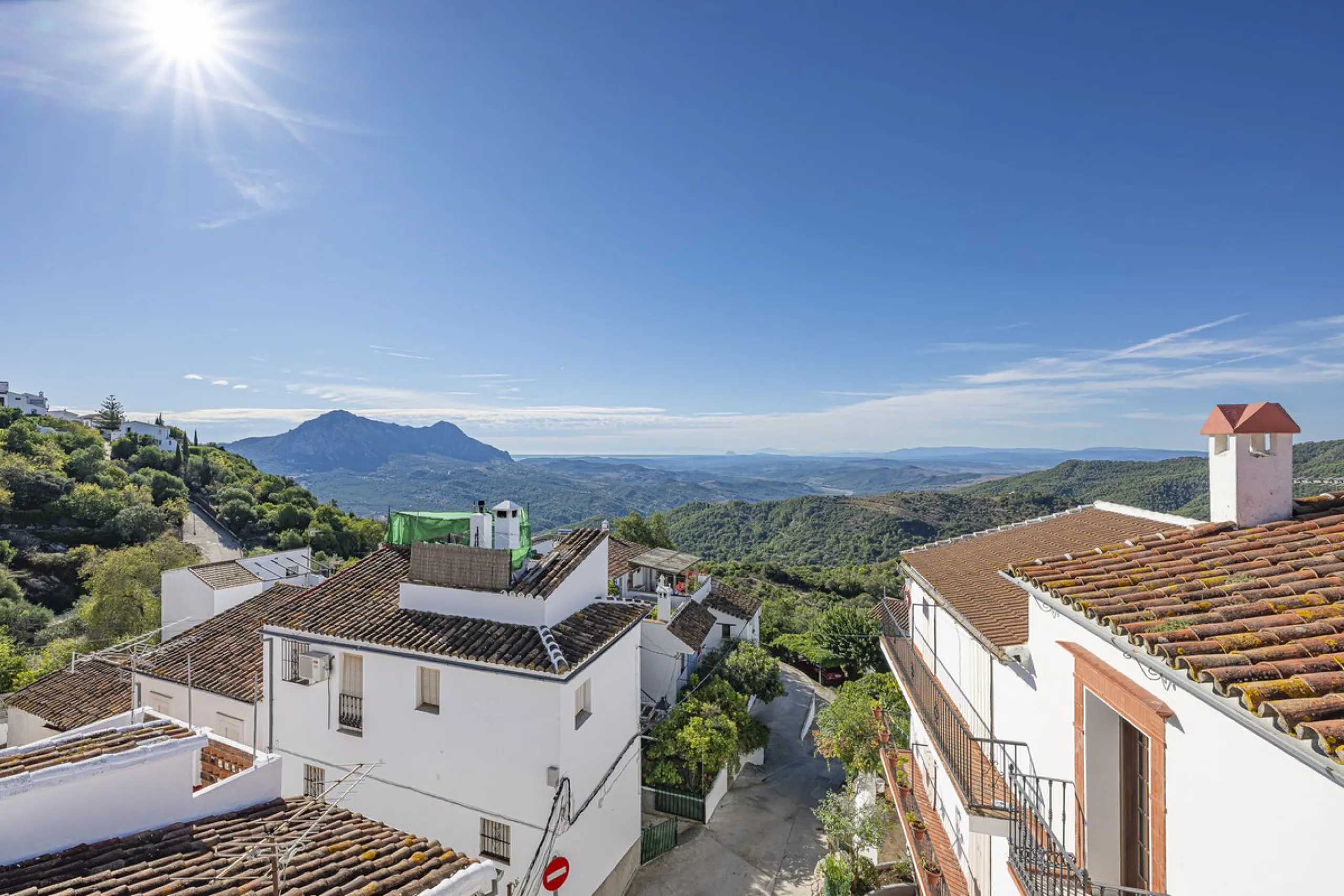 ???? Family Home with Unparalleled Panoramic Views – 321 m² built area, 145 m² garden, and 334 m² plot