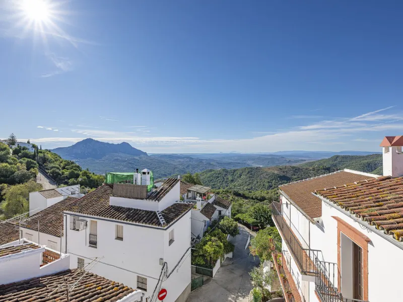 ???? Family Home with Unparalleled Panoramic Views – 321 m² built area, 145 m² garden, and 334 m² plot