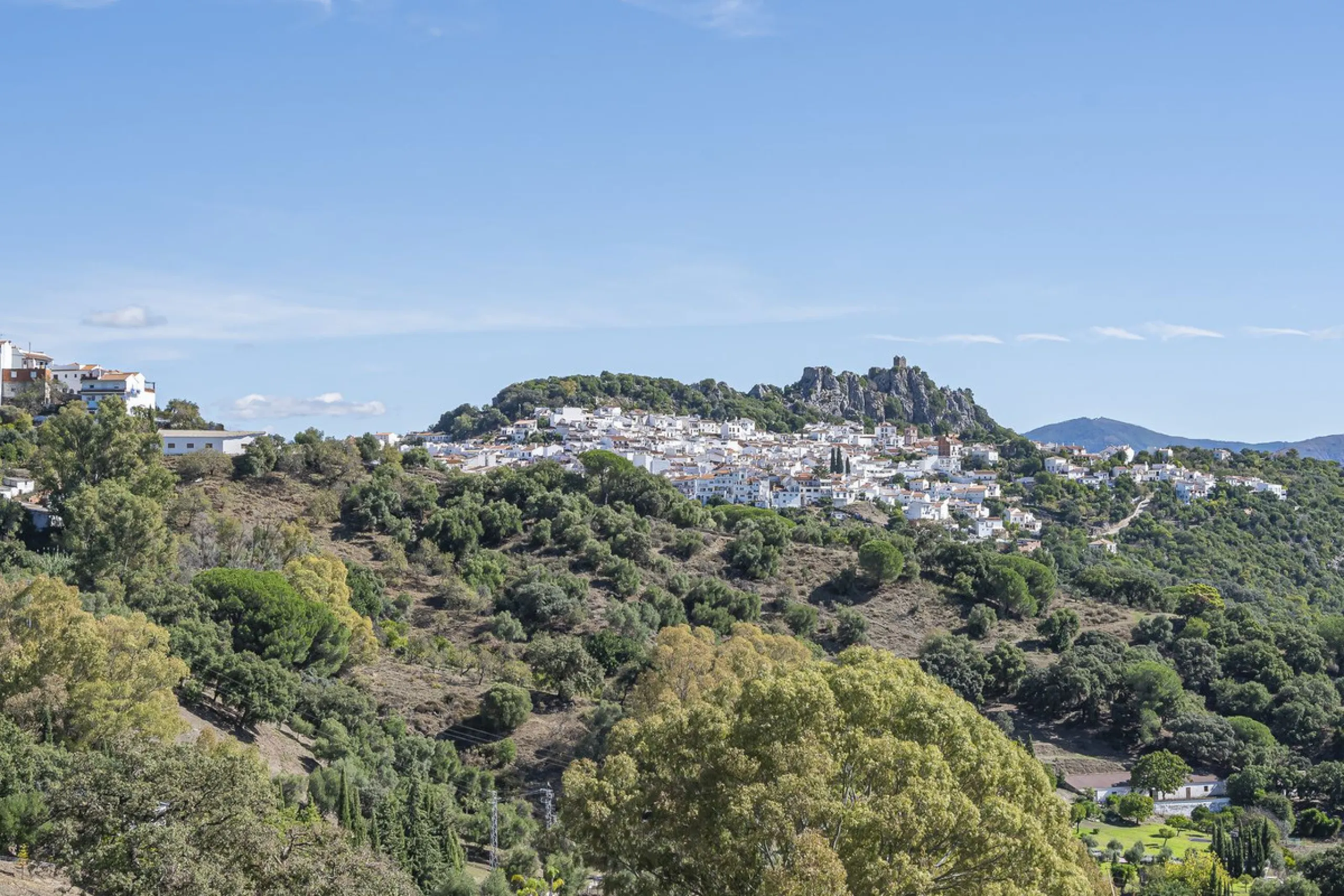 ???? Family Home with Unparalleled Panoramic Views – 321 m² built area, 145 m² garden, and 334 m² plot