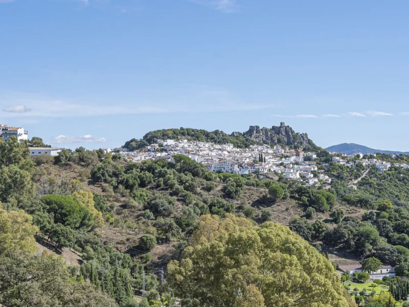 ???? Family Home with Unparalleled Panoramic Views – 321 m² built area, 145 m² garden, and 334 m² plot