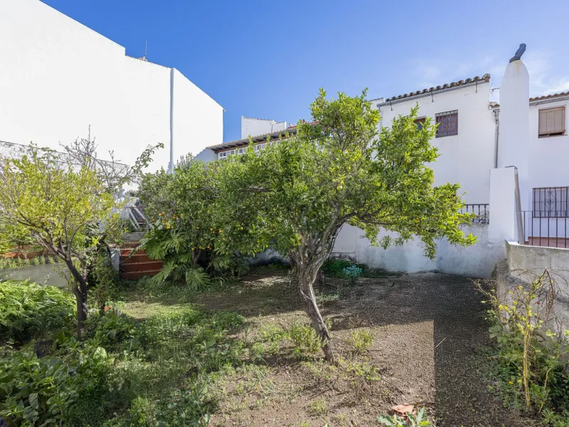 ???? Family Home with Unparalleled Panoramic Views – 321 m² built area, 145 m² garden, and 334 m² plot