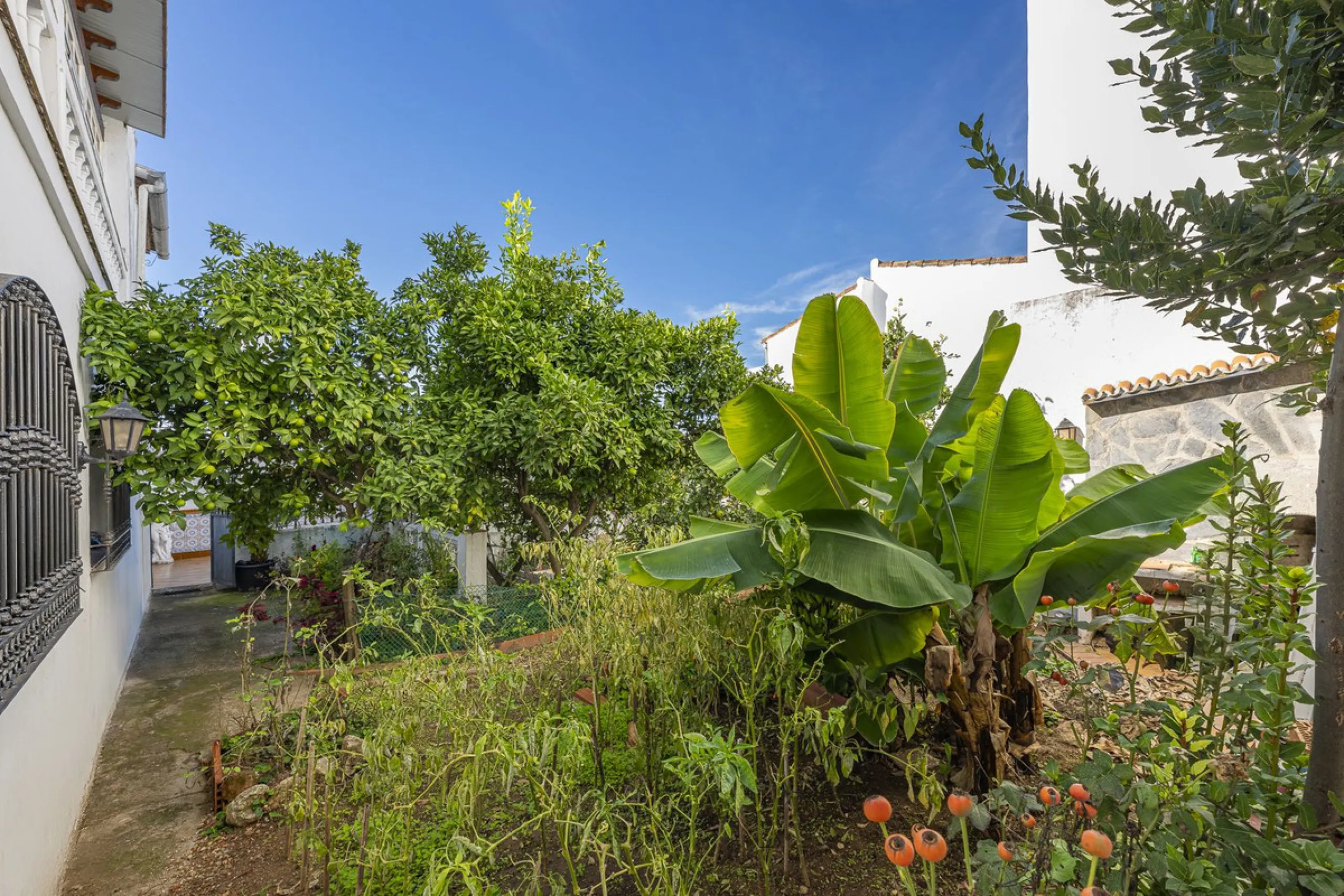 ???? Family Home with Unparalleled Panoramic Views – 321 m² built area, 145 m² garden, and 334 m² plot