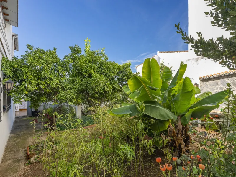 ???? Family Home with Unparalleled Panoramic Views – 321 m² built area, 145 m² garden, and 334 m² plot