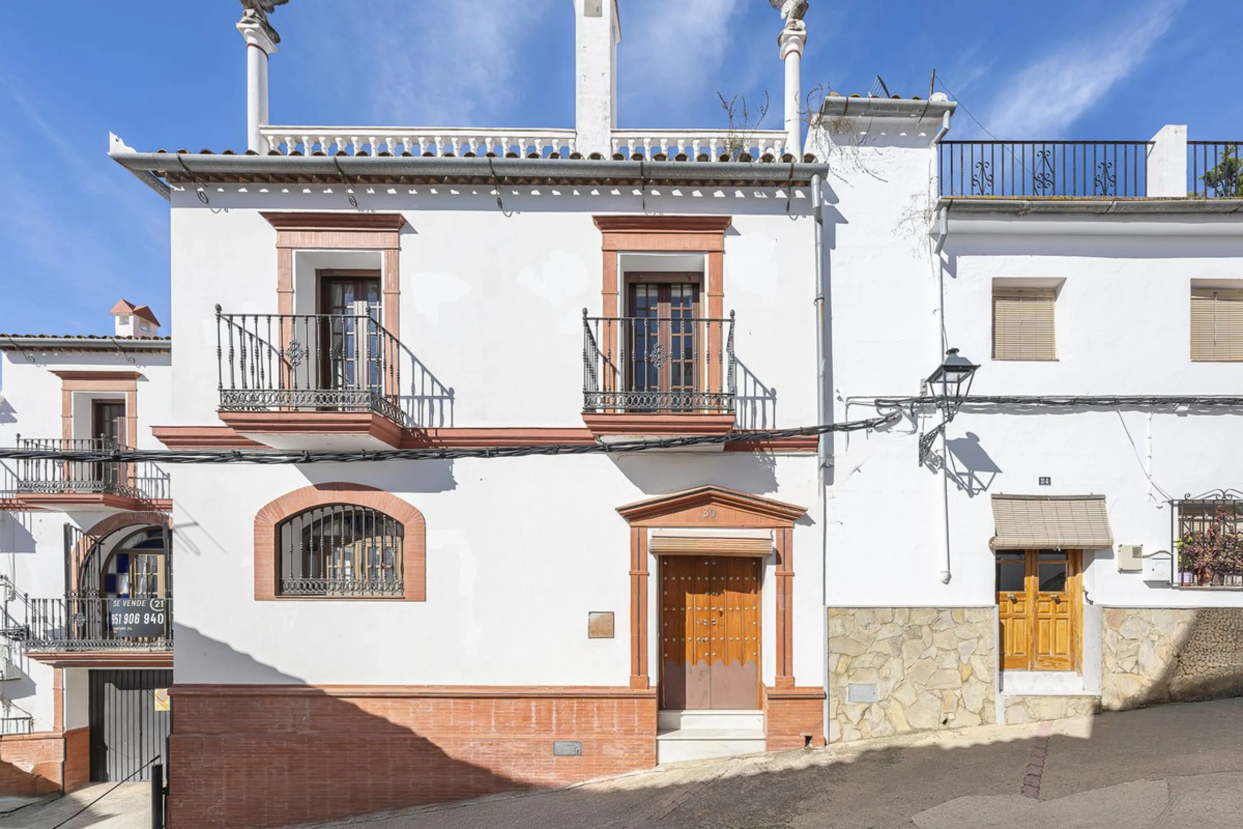 ???? Family Home with Unparalleled Panoramic Views – 321 m² built area, 145 m² garden, and 334 m² plot