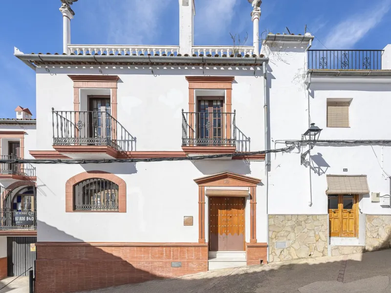 ???? Family Home with Unparalleled Panoramic Views – 321 m² built area, 145 m² garden, and 334 m² plot