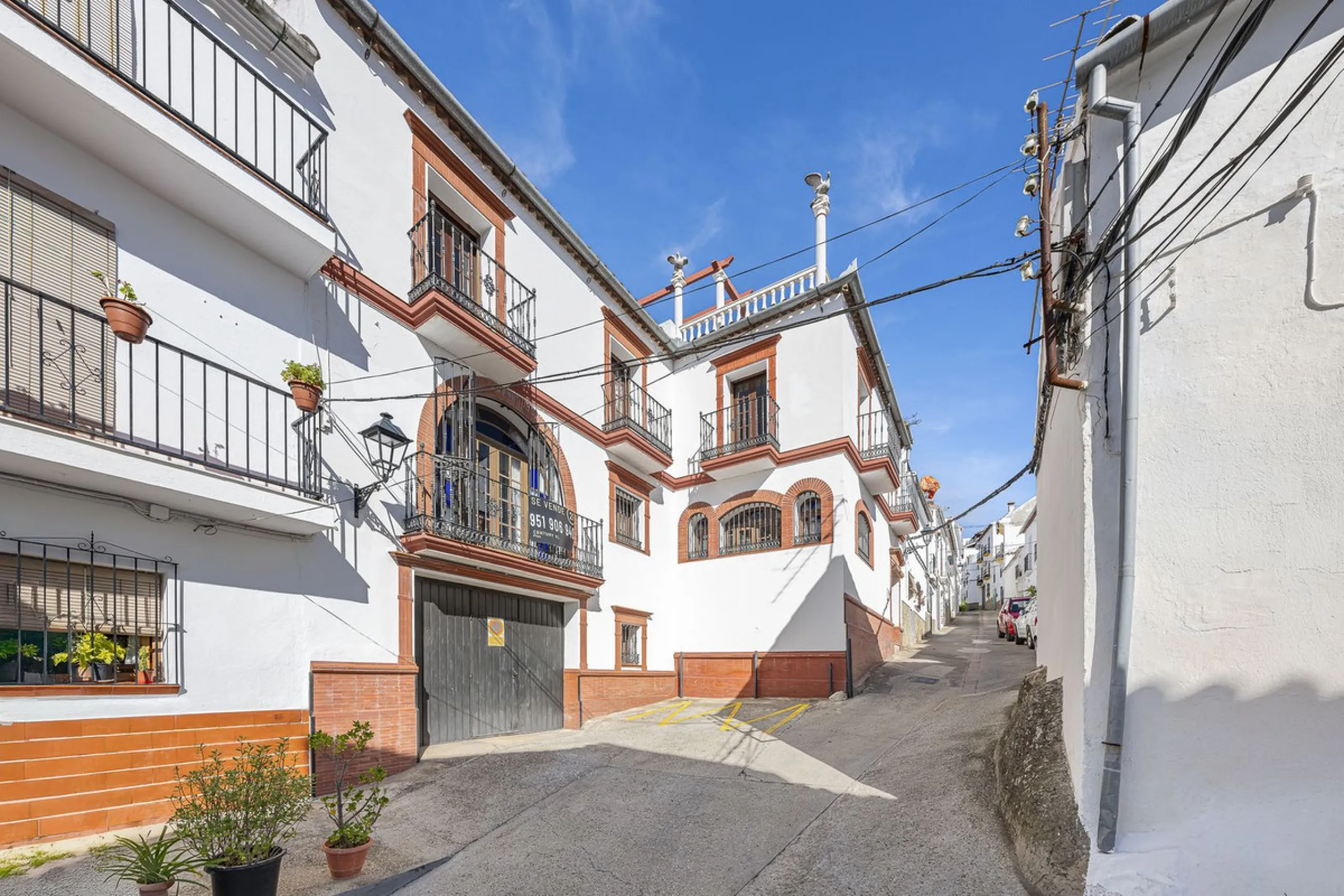 ???? Family Home with Unparalleled Panoramic Views – 321 m² built area, 145 m² garden, and 334 m² plot