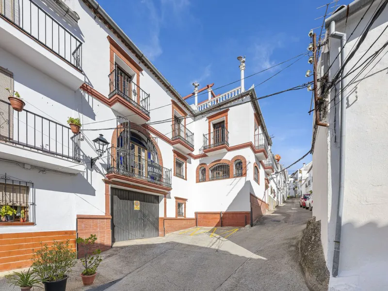 ???? Family Home with Unparalleled Panoramic Views – 321 m² built area, 145 m² garden, and 334 m² plot