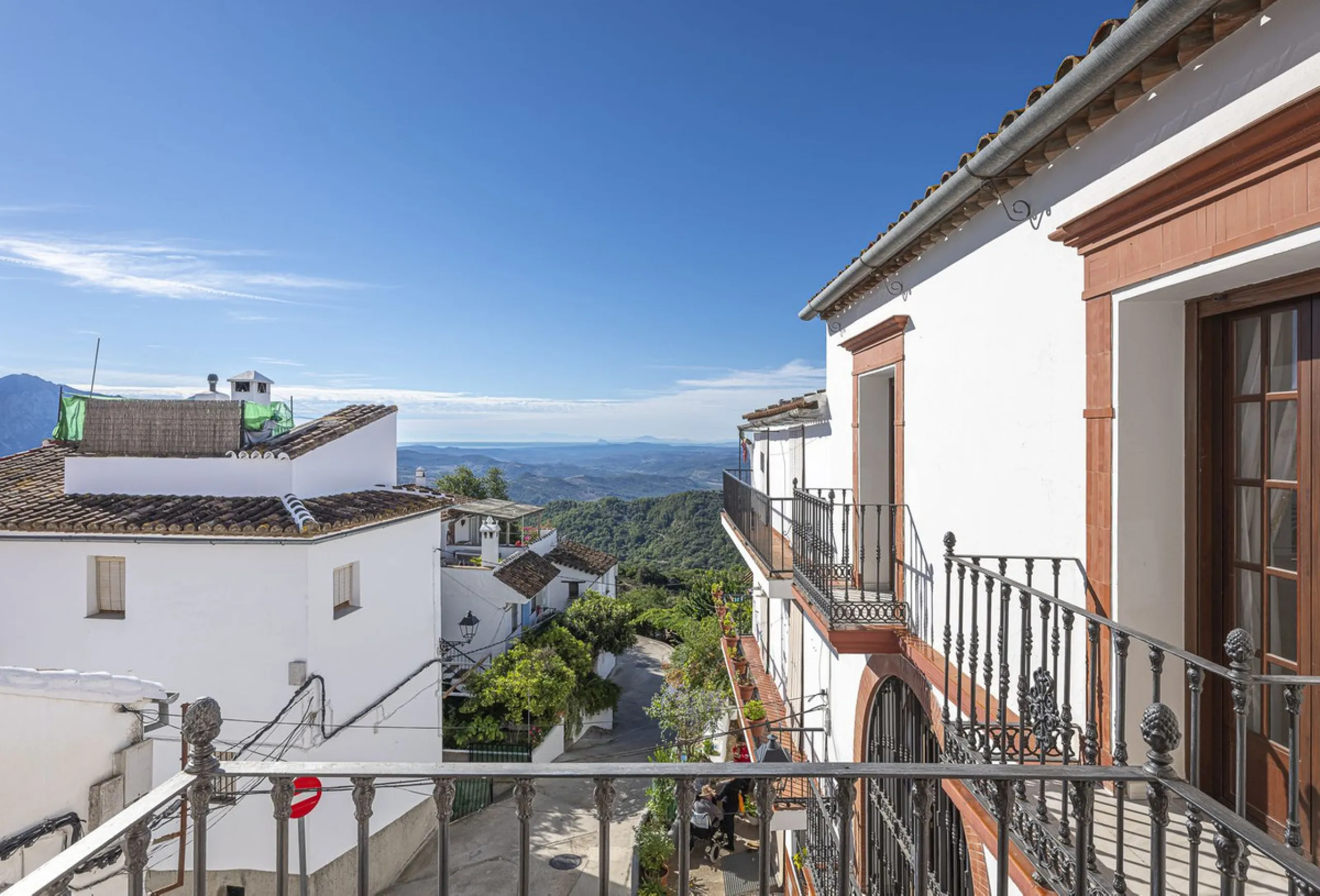 ???? Family Home with Unparalleled Panoramic Views – 321 m² built area, 145 m² garden, and 334 m² plot