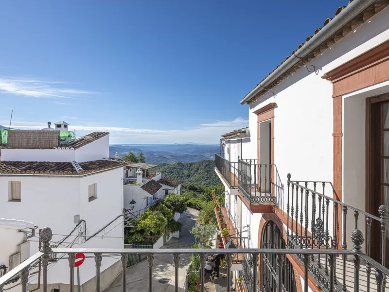 ???? Family Home with Unparalleled Panoramic Views – 321 m² built area, 145 m² garden, and 334 m² plot