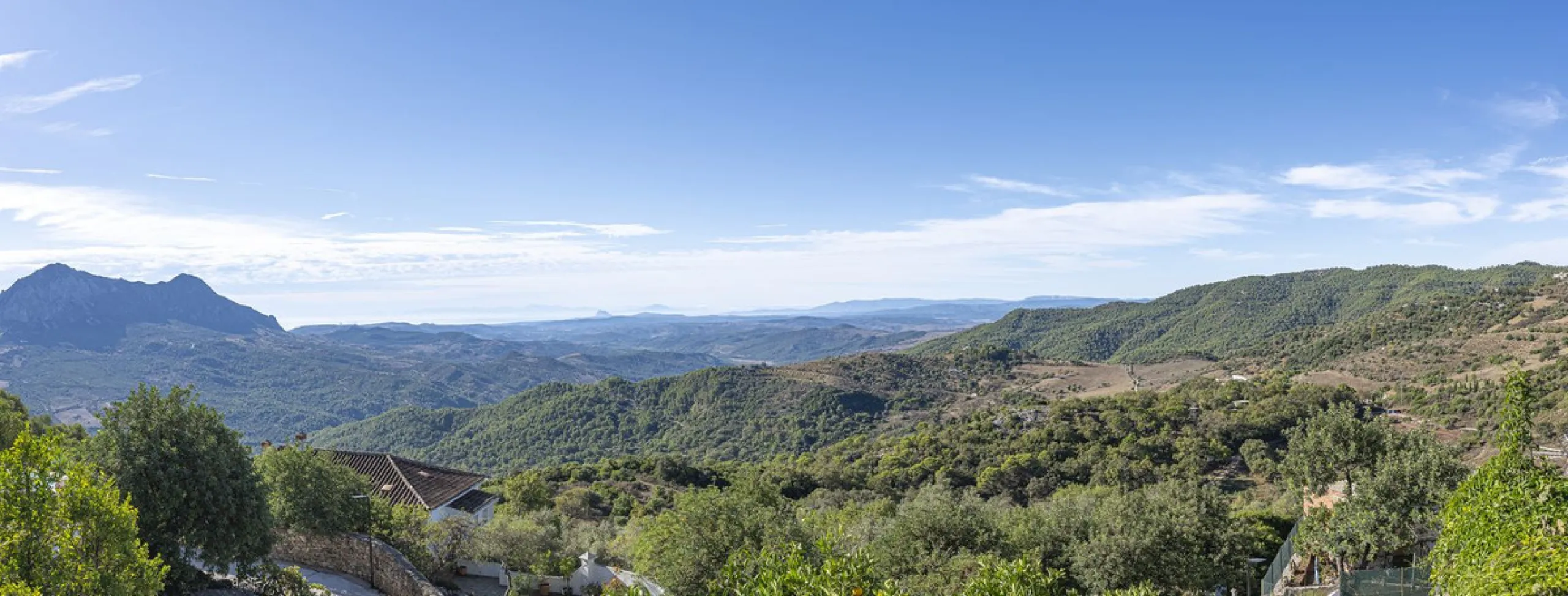 ???? Family Home with Unparalleled Panoramic Views – 321 m² built area, 145 m² garden, and 334 m² plot