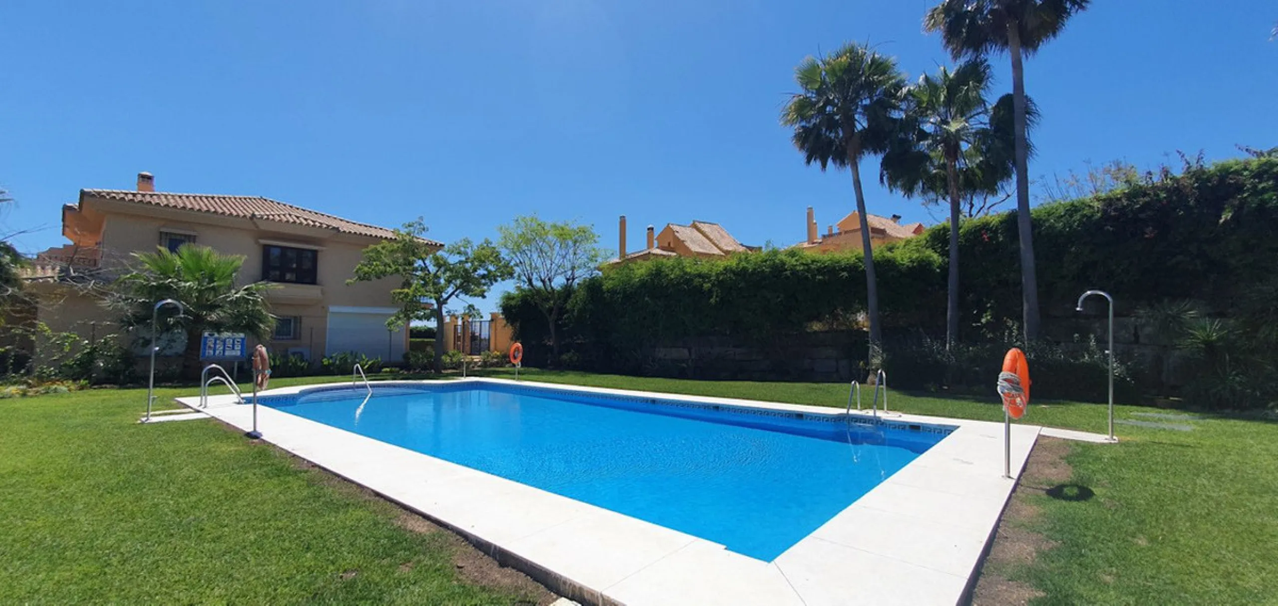 Fabulous semi-detached house located in Riviera del sol, Mijas Costa, next to the toll that connects with Malaga 20 minutes and Marbella center 10 minutes.