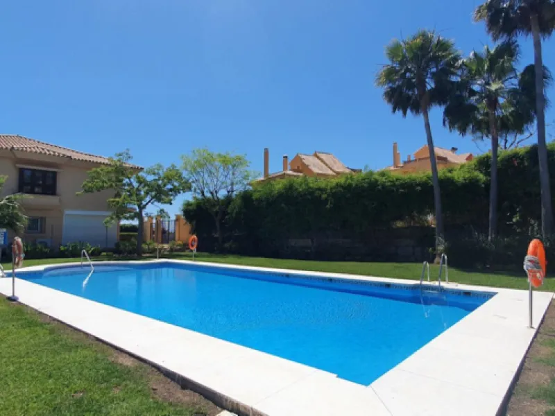 Fabulous semi-detached house located in Riviera del sol, Mijas Costa, next to the toll that connects with Malaga 20 minutes and Marbella center 10 minutes.