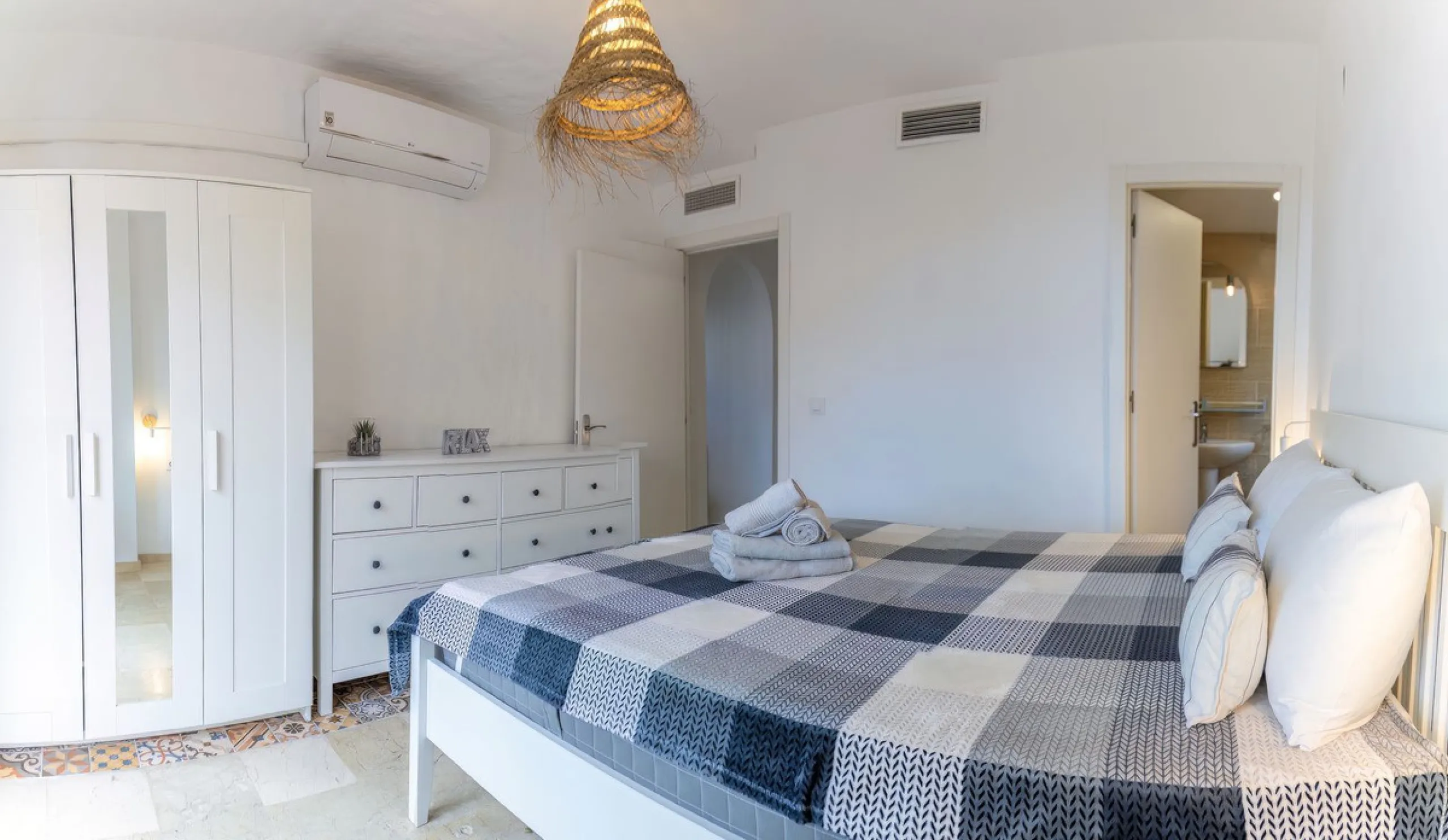 Penthouse with panoramic sea views in Riviera del Sol.