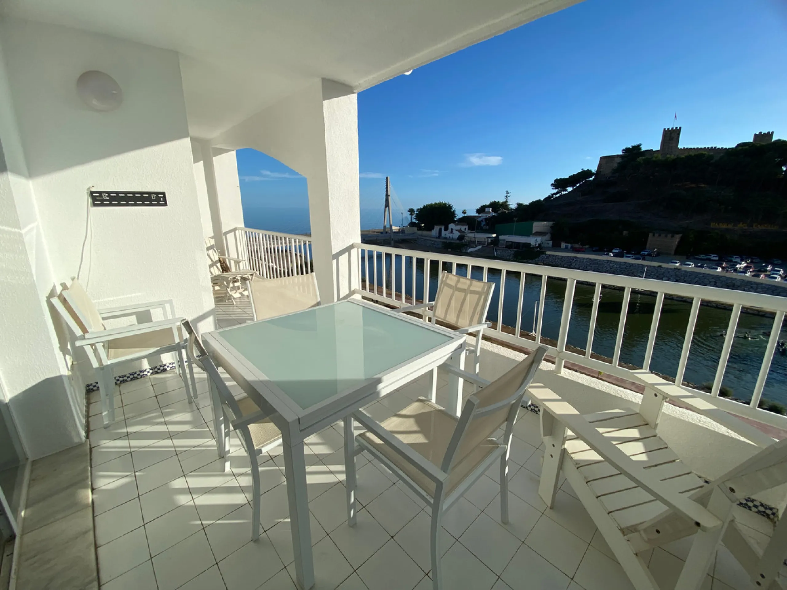 This beachside apartment is a unique investment opportunity. Facing south and west, it offers luminosity all day and impressive views of the sea, the coast, mountains and a castle. Renovated and in excellent condition, it has a fully equipped kitchen, mar
