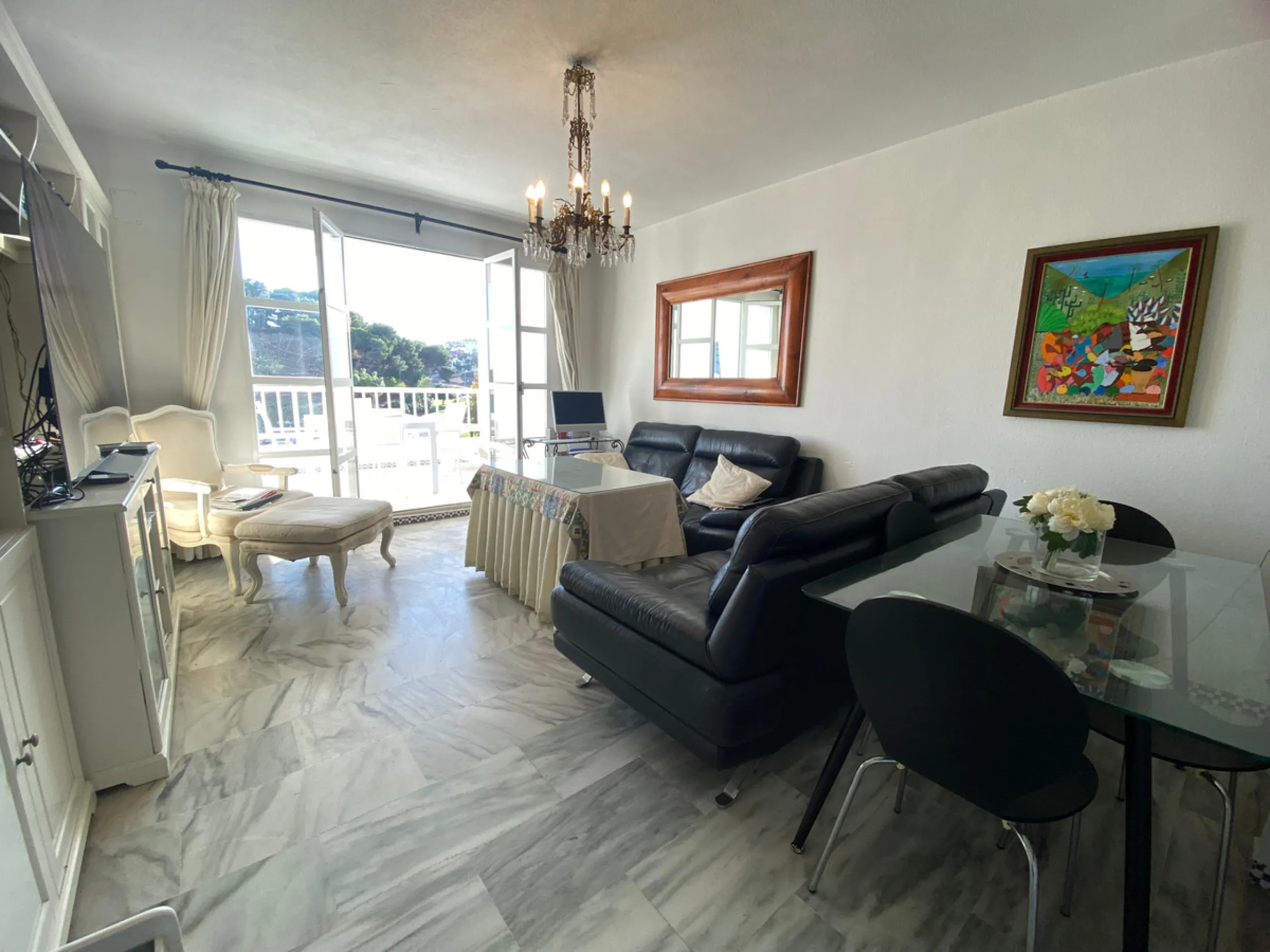 This beachside apartment is a unique investment opportunity. Facing south and west, it offers luminosity all day and impressive views of the sea, the coast, mountains and a castle. Renovated and in excellent condition, it has a fully equipped kitchen, mar