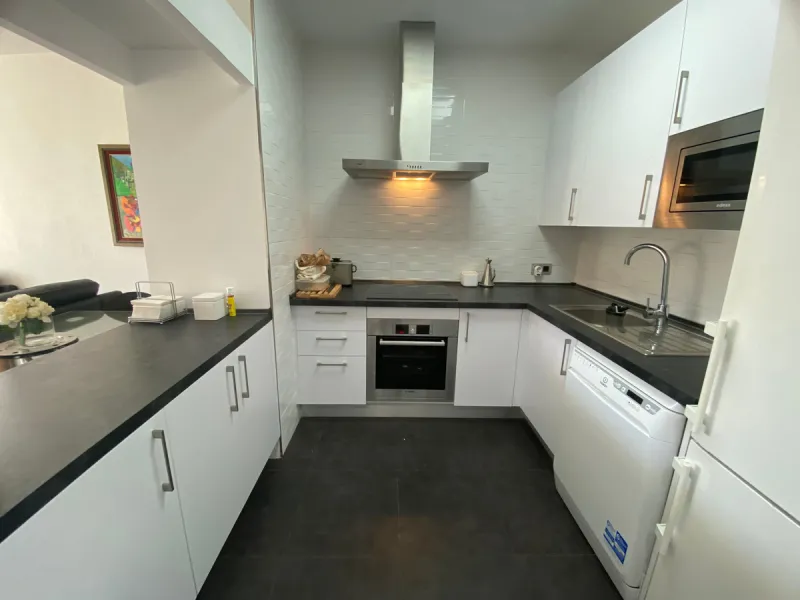 This beachside apartment is a unique investment opportunity. Facing south and west, it offers luminosity all day and impressive views of the sea, the coast, mountains and a castle. Renovated and in excellent condition, it has a fully equipped kitchen, mar