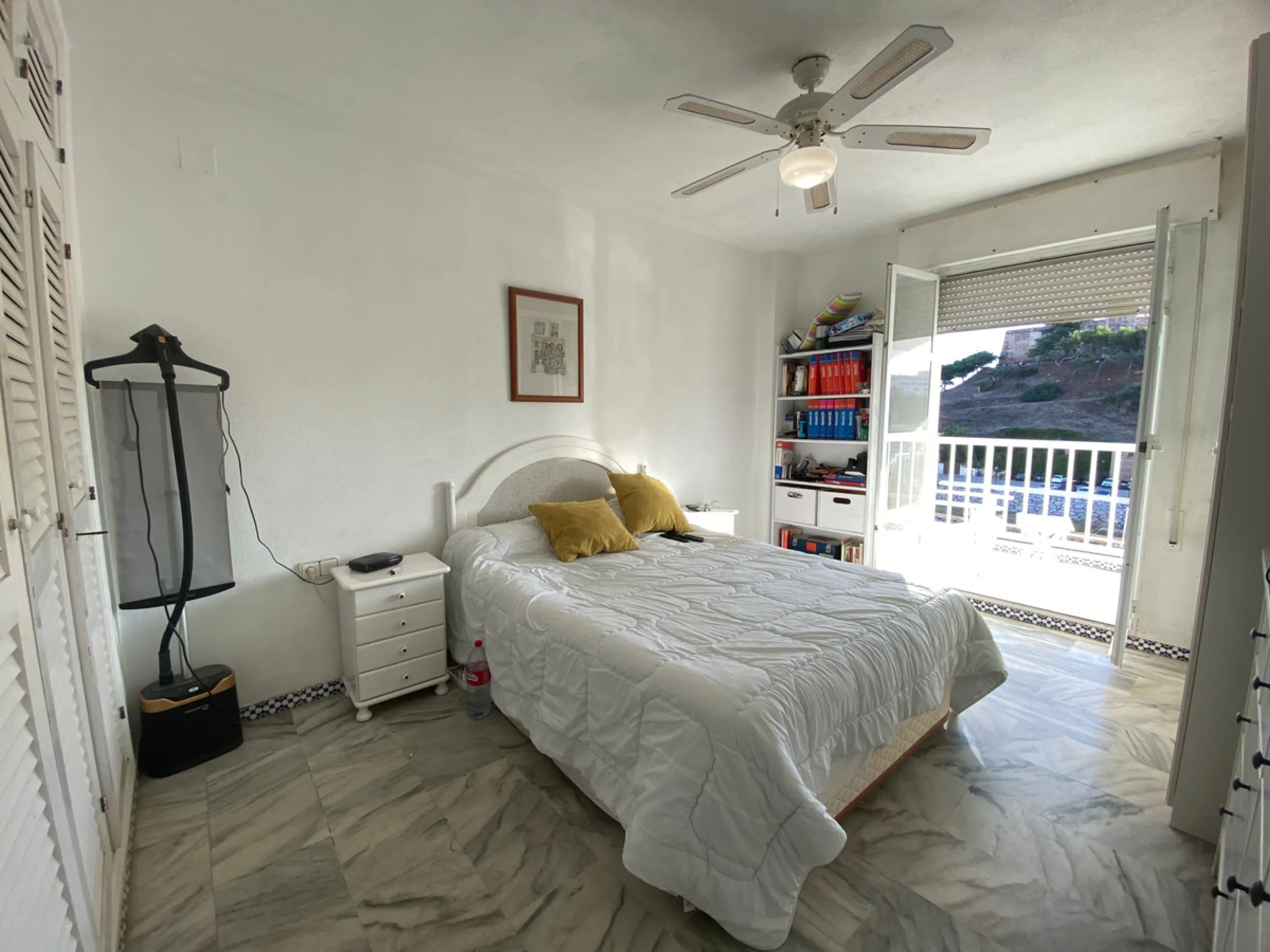 This beachside apartment is a unique investment opportunity. Facing south and west, it offers luminosity all day and impressive views of the sea, the coast, mountains and a castle. Renovated and in excellent condition, it has a fully equipped kitchen, mar