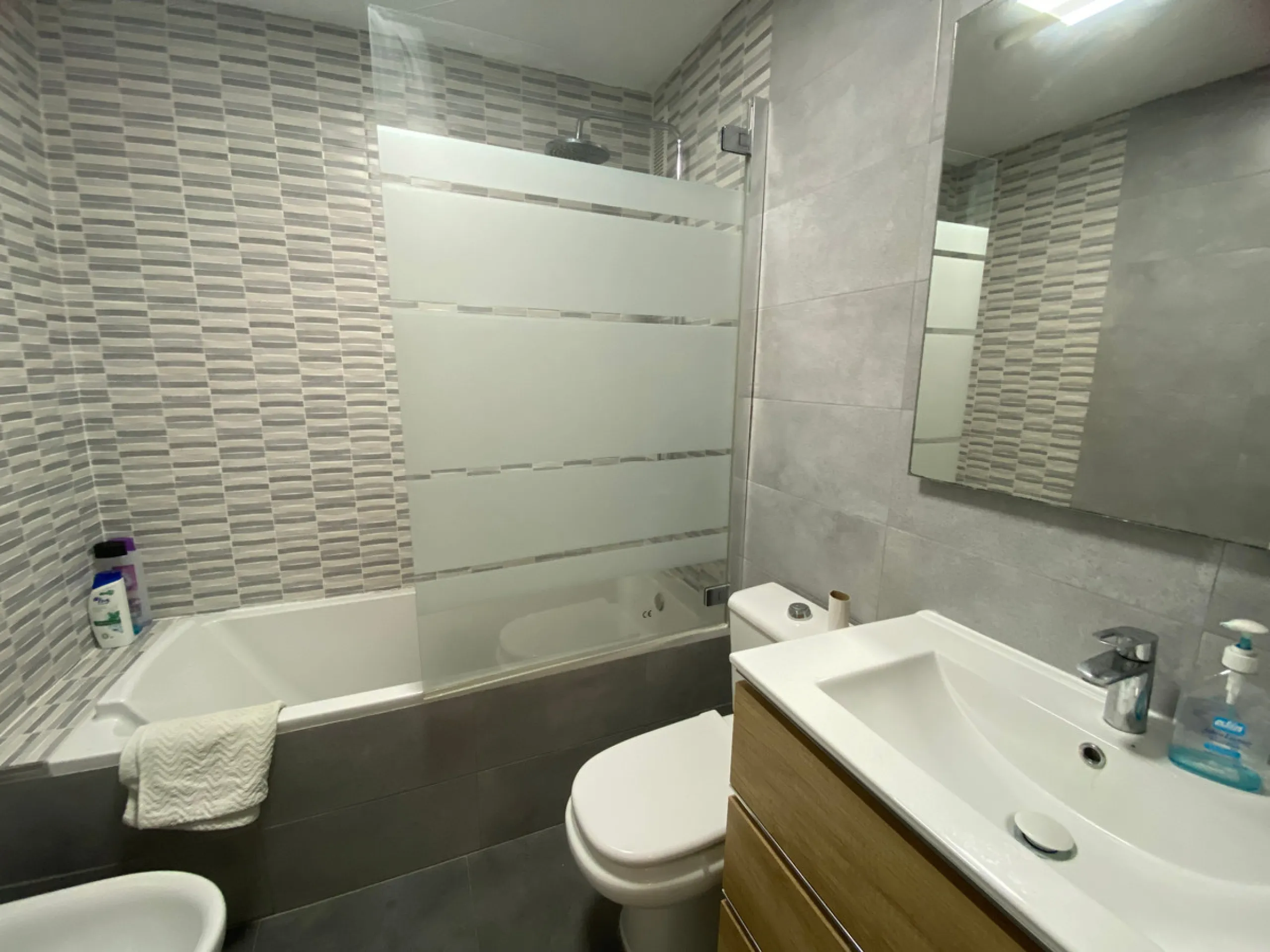 This beachside apartment is a unique investment opportunity. Facing south and west, it offers luminosity all day and impressive views of the sea, the coast, mountains and a castle. Renovated and in excellent condition, it has a fully equipped kitchen, mar