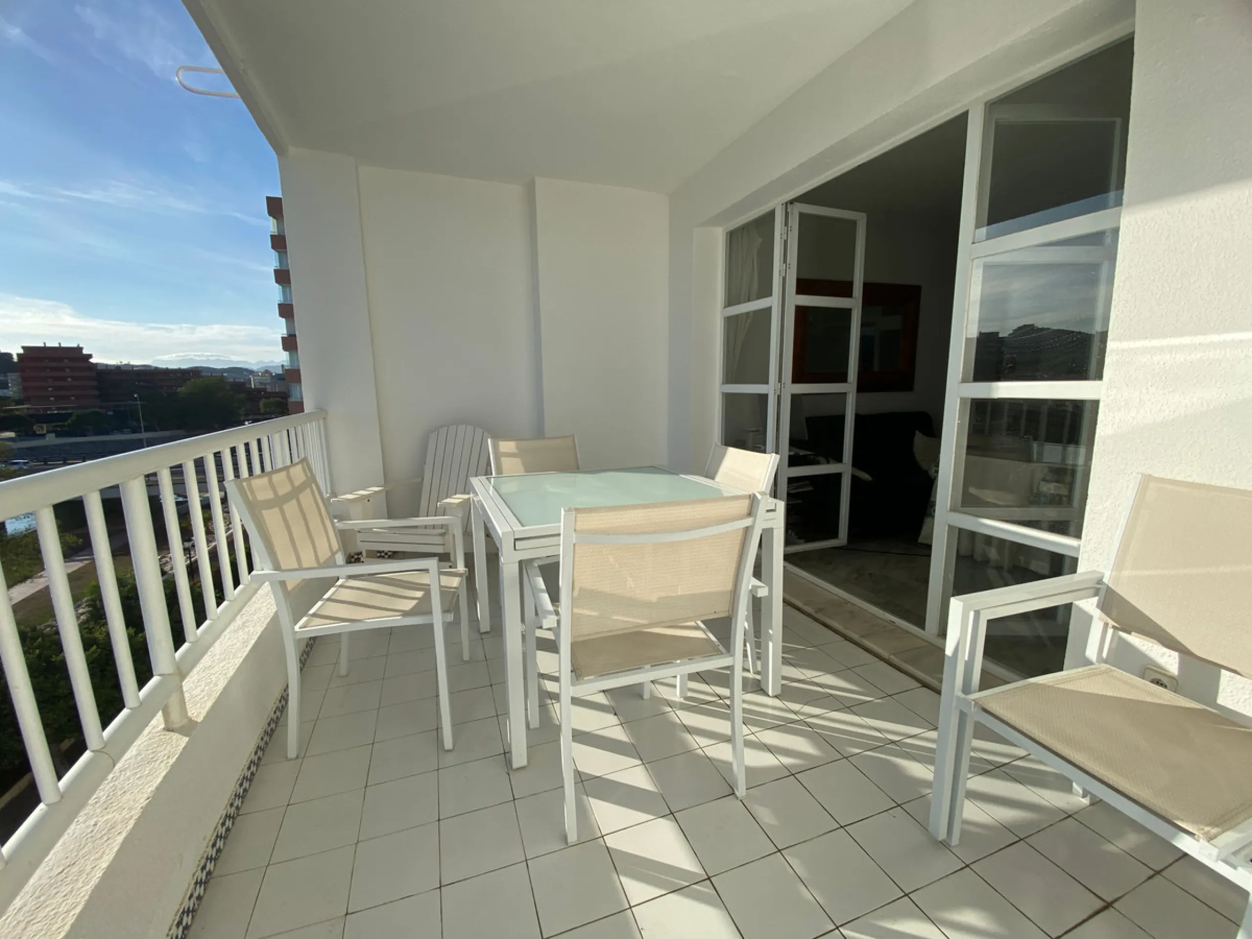 This beachside apartment is a unique investment opportunity. Facing south and west, it offers luminosity all day and impressive views of the sea, the coast, mountains and a castle. Renovated and in excellent condition, it has a fully equipped kitchen, mar