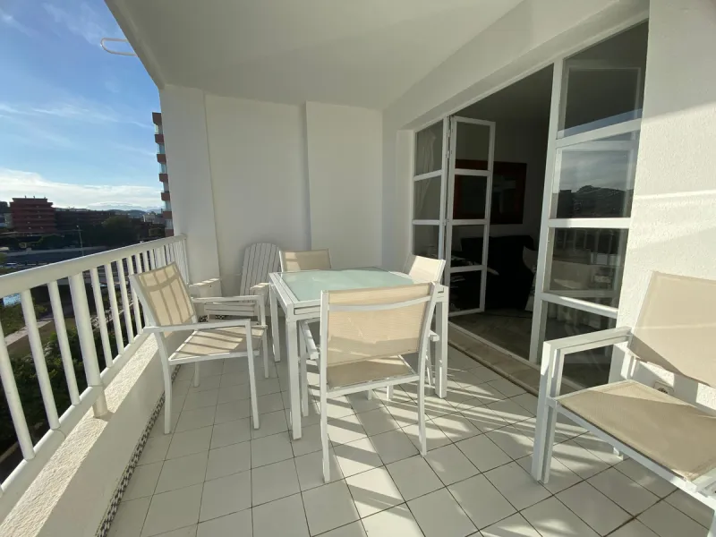 This beachside apartment is a unique investment opportunity. Facing south and west, it offers luminosity all day and impressive views of the sea, the coast, mountains and a castle. Renovated and in excellent condition, it has a fully equipped kitchen, mar