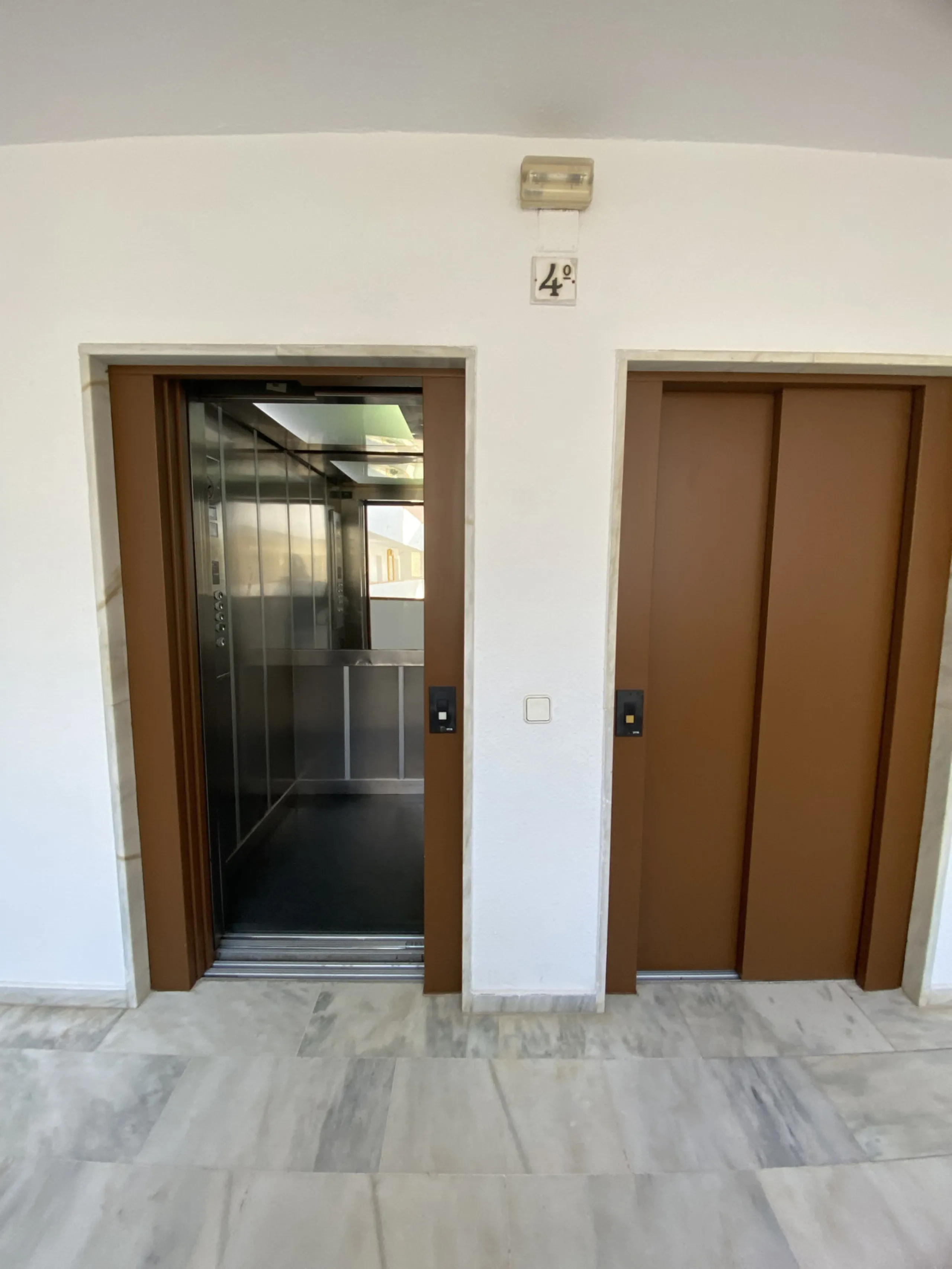 This beachside apartment is a unique investment opportunity. Facing south and west, it offers luminosity all day and impressive views of the sea, the coast, mountains and a castle. Renovated and in excellent condition, it has a fully equipped kitchen, mar