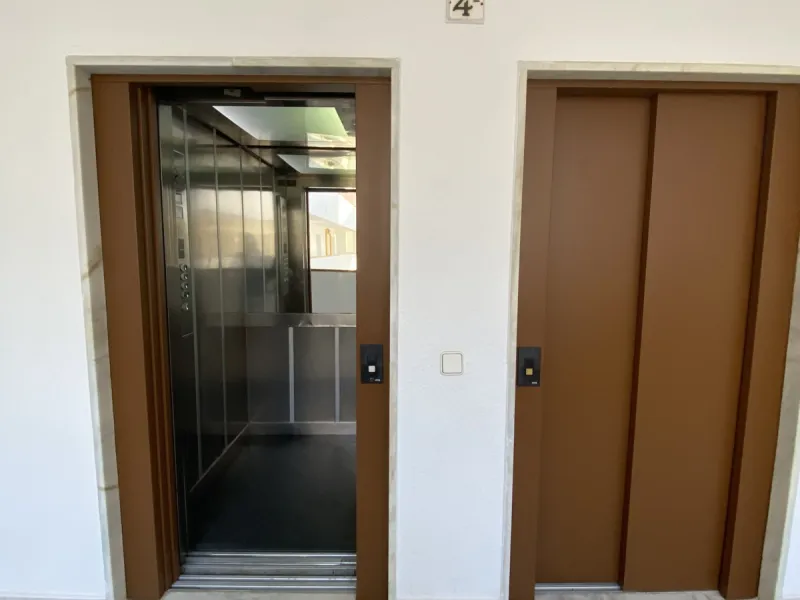 This beachside apartment is a unique investment opportunity. Facing south and west, it offers luminosity all day and impressive views of the sea, the coast, mountains and a castle. Renovated and in excellent condition, it has a fully equipped kitchen, mar