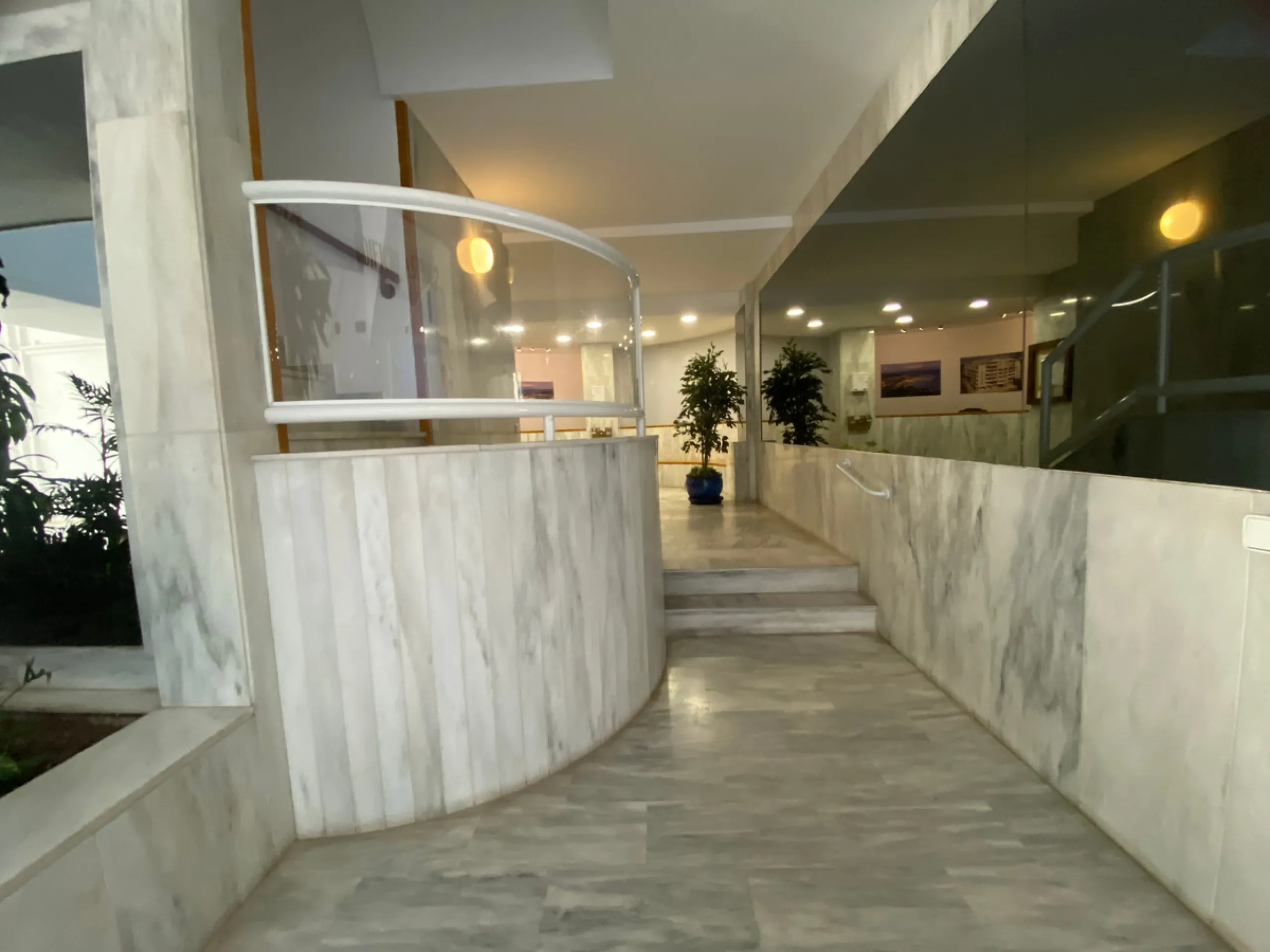 This beachside apartment is a unique investment opportunity. Facing south and west, it offers luminosity all day and impressive views of the sea, the coast, mountains and a castle. Renovated and in excellent condition, it has a fully equipped kitchen, mar