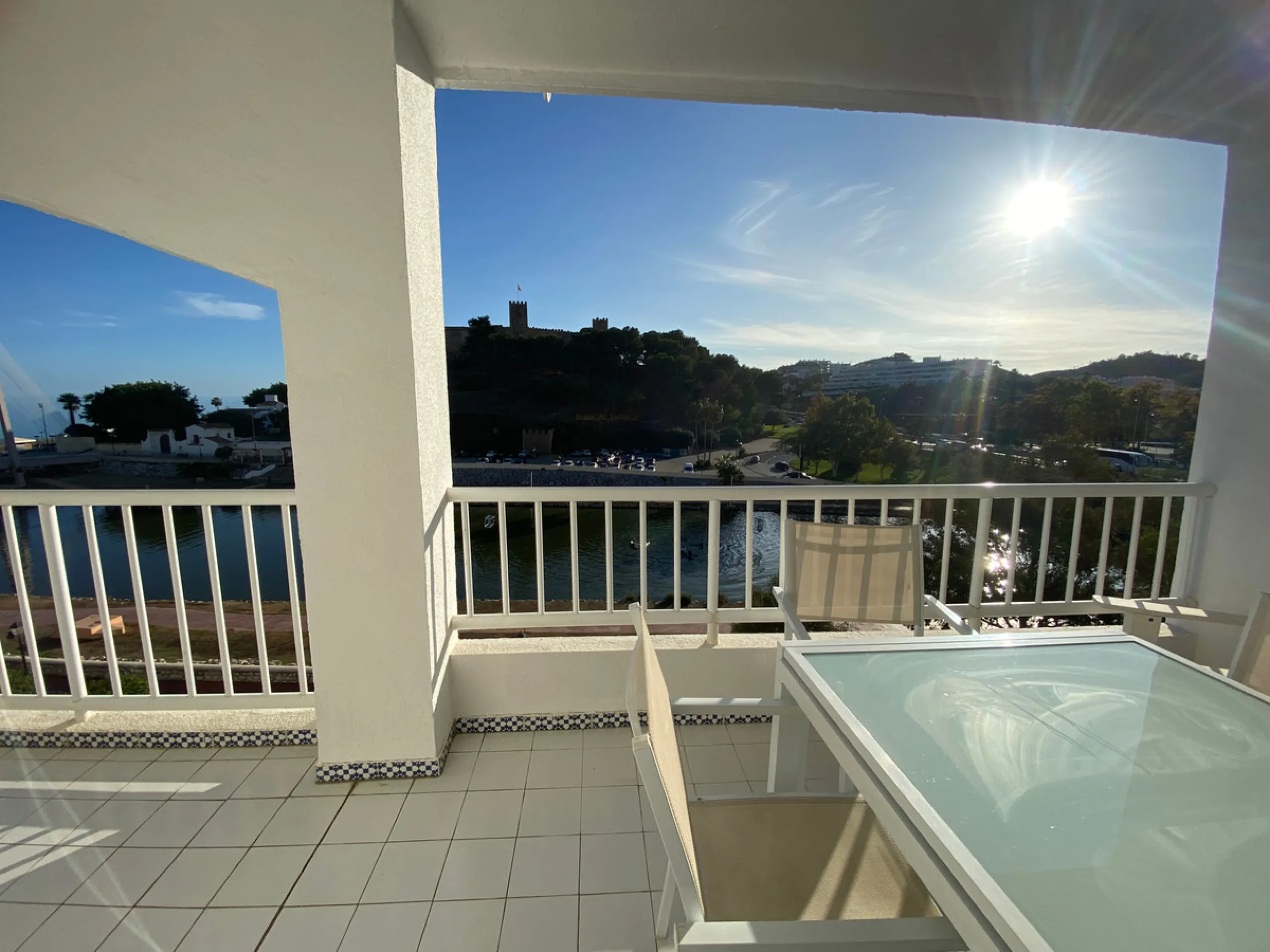 This beachside apartment is a unique investment opportunity. Facing south and west, it offers luminosity all day and impressive views of the sea, the coast, mountains and a castle. Renovated and in excellent condition, it has a fully equipped kitchen, mar