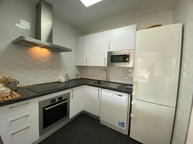 This beachside apartment is a unique investment opportunity. Facing south and west, it offers luminosity all day and impressive views of the sea, the coast, mountains and a castle. Renovated and in excellent condition, it has a fully equipped kitchen, mar