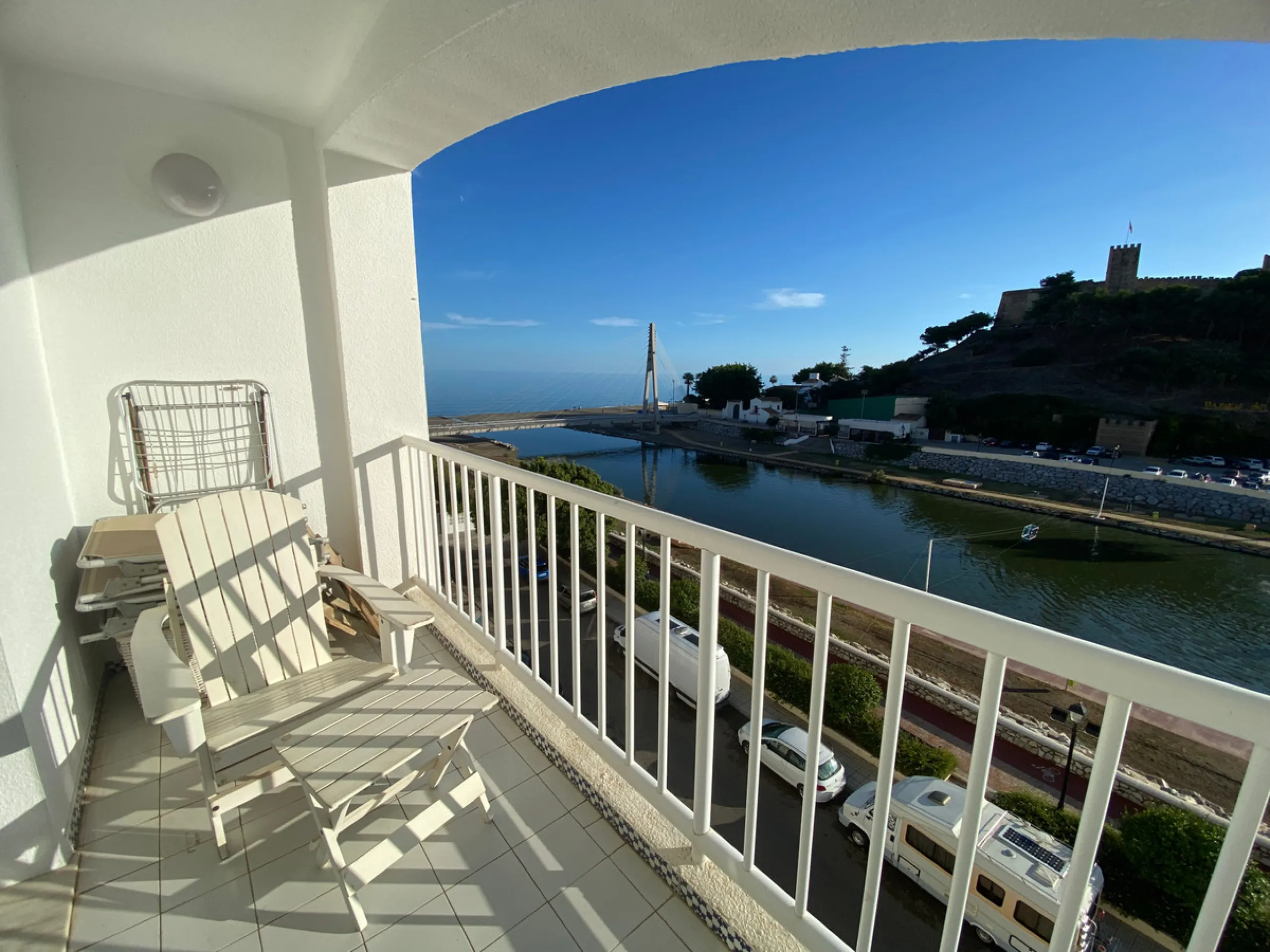 This beachside apartment is a unique investment opportunity. Facing south and west, it offers luminosity all day and impressive views of the sea, the coast, mountains and a castle. Renovated and in excellent condition, it has a fully equipped kitchen, mar