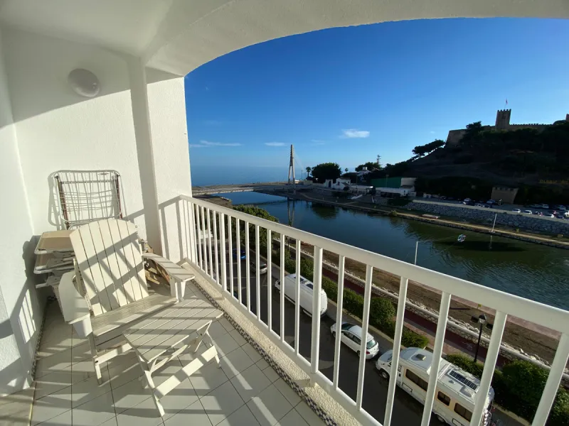 This beachside apartment is a unique investment opportunity. Facing south and west, it offers luminosity all day and impressive views of the sea, the coast, mountains and a castle. Renovated and in excellent condition, it has a fully equipped kitchen, mar